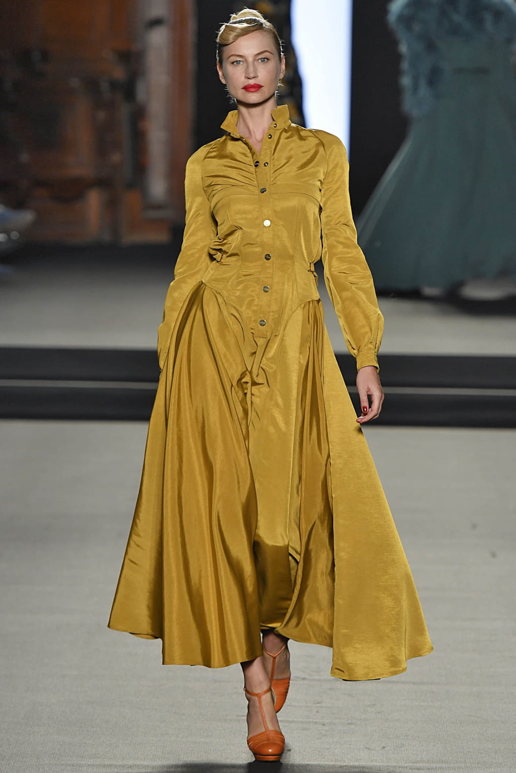 Fashion Week Paris Fall/Winter 2018 look 21 from the Julien Fournié collection couture