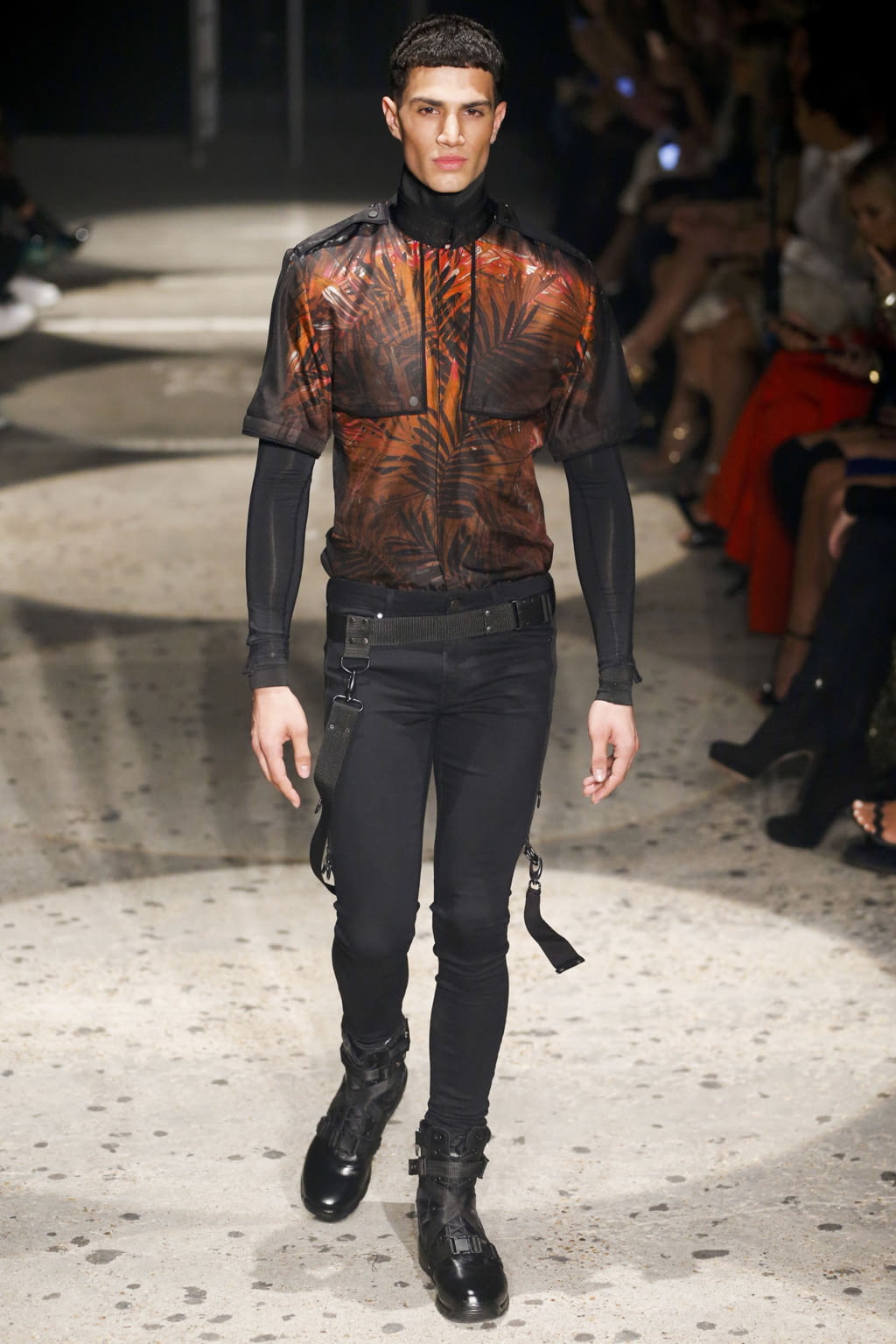 Fashion Week London Spring/Summer 2018 look 13 de la collection Julien MacDonald womenswear