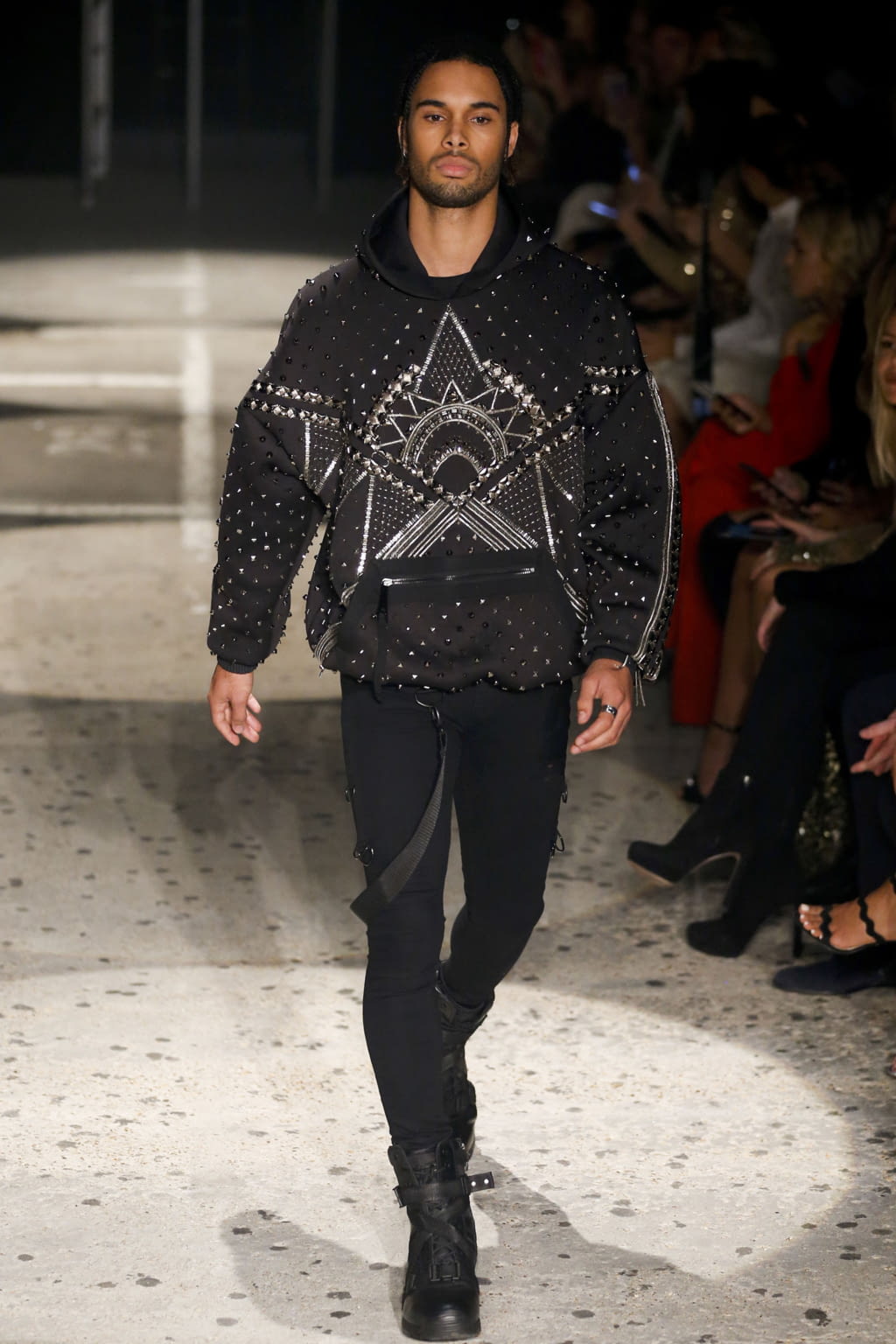 Fashion Week London Spring/Summer 2018 look 17 de la collection Julien MacDonald womenswear