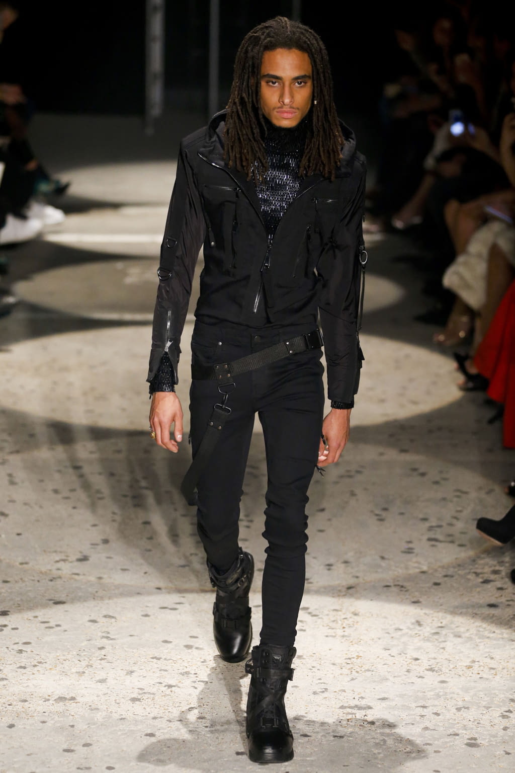 Fashion Week London Spring/Summer 2018 look 23 from the Julien MacDonald collection womenswear