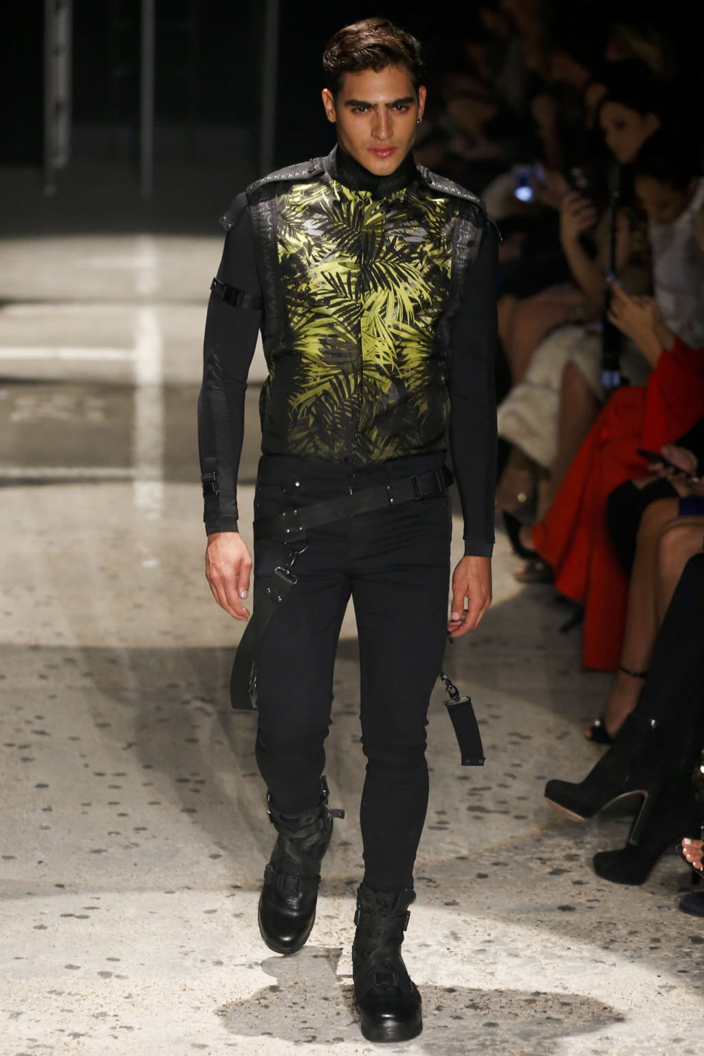 Fashion Week London Spring/Summer 2018 look 28 from the Julien MacDonald collection womenswear