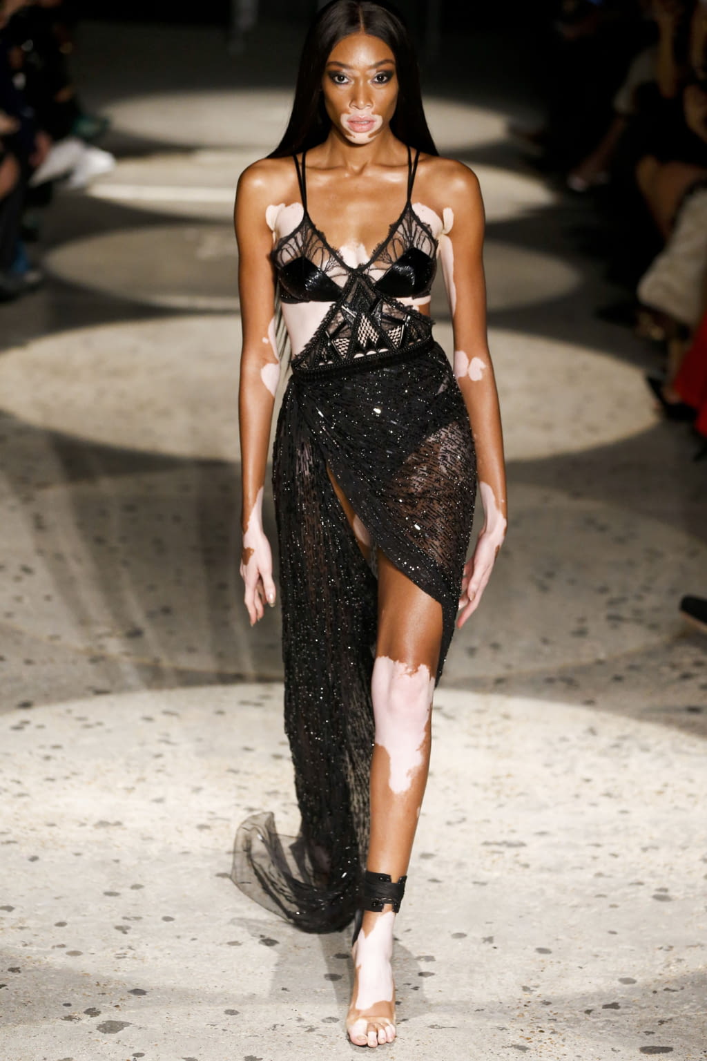 Fashion Week London Spring/Summer 2018 look 39 from the Julien MacDonald collection womenswear