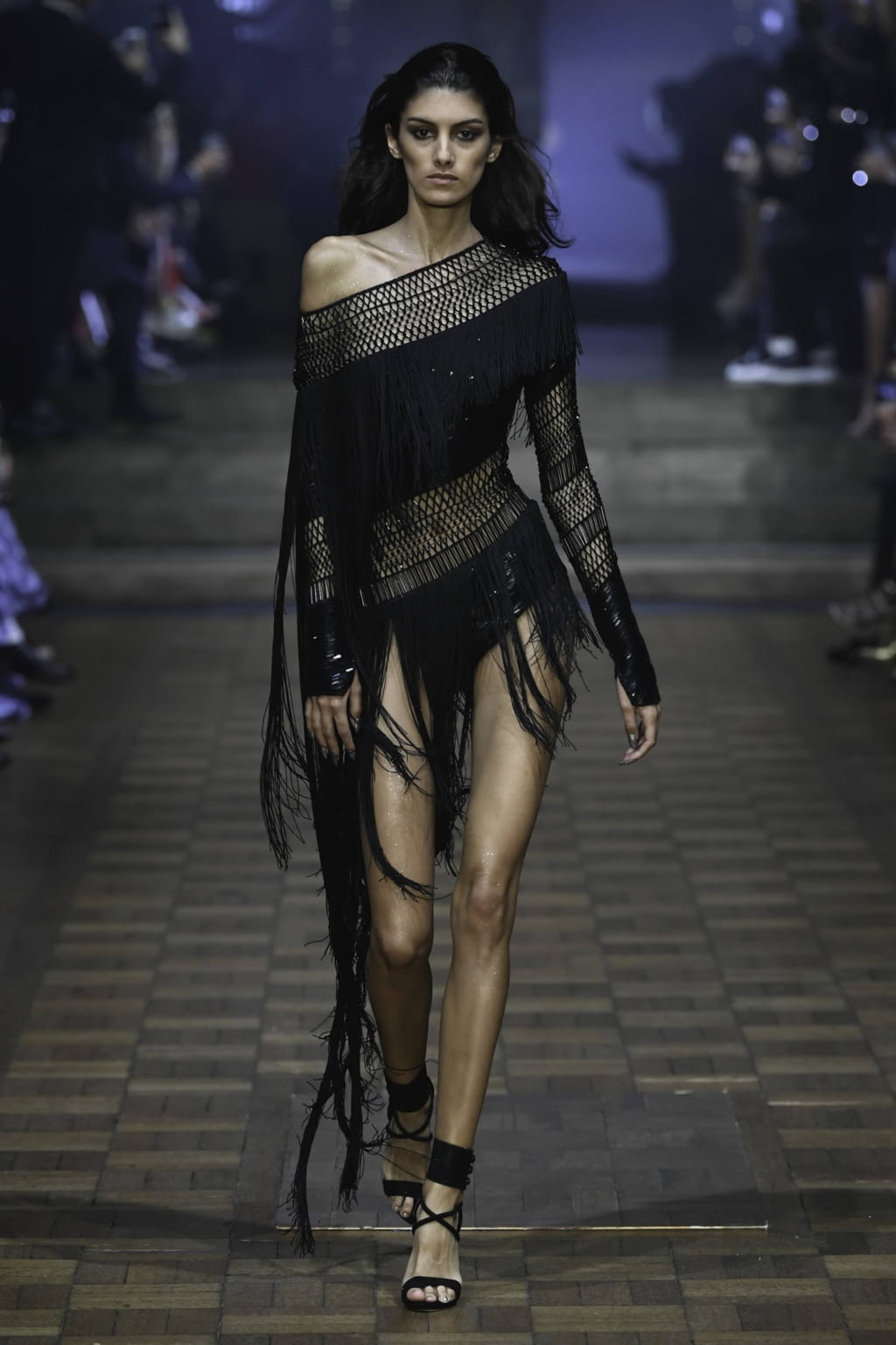 Fashion Week London Spring/Summer 2020 look 2 from the Julien MacDonald collection 女装