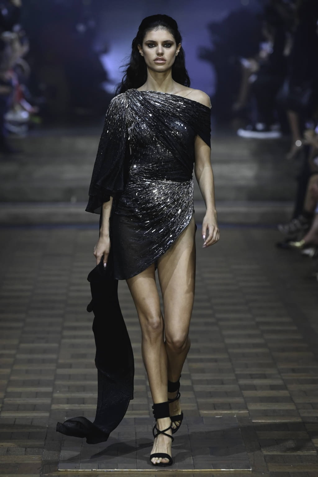 Fashion Week London Spring/Summer 2020 look 4 from the Julien MacDonald collection 女装