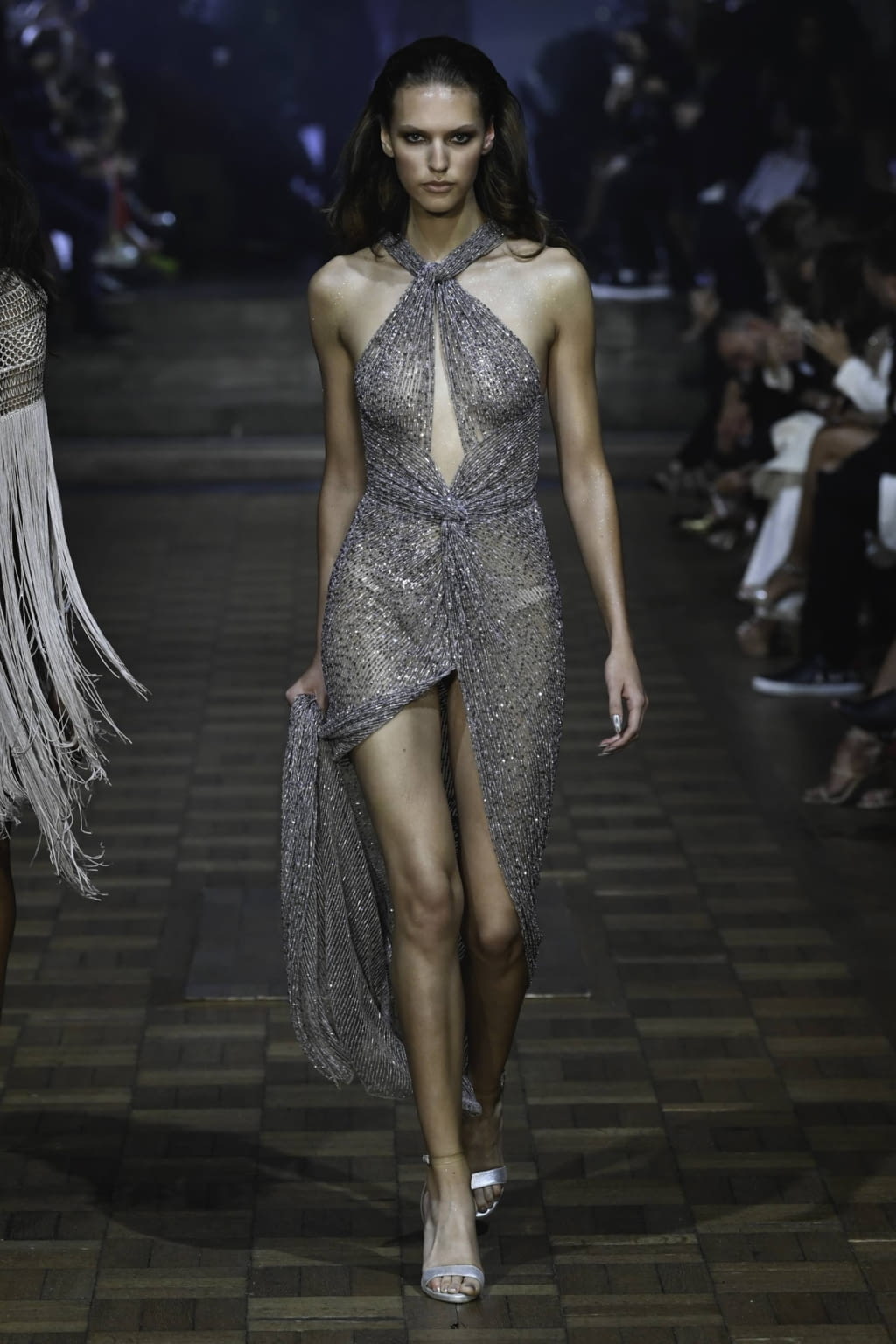 Fashion Week London Spring/Summer 2020 look 7 from the Julien MacDonald collection 女装
