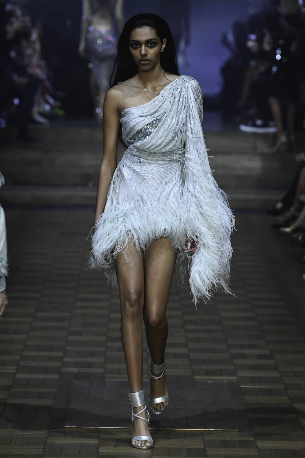Fashion Week London Spring/Summer 2020 look 12 from the Julien MacDonald collection 女装