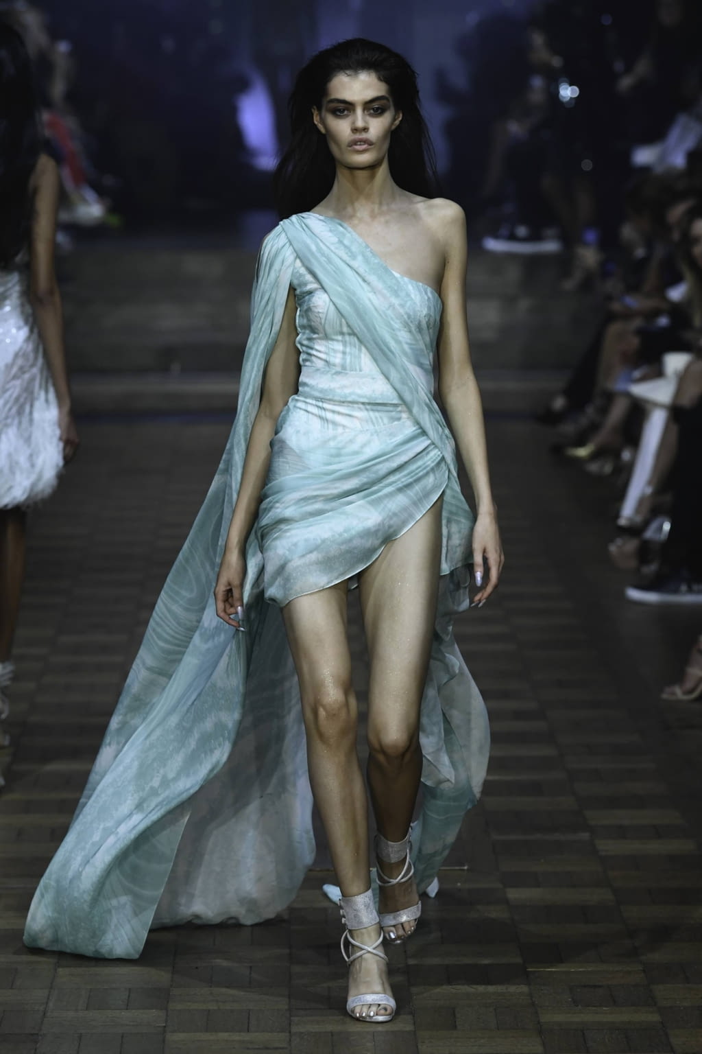 Fashion Week London Spring/Summer 2020 look 14 from the Julien MacDonald collection womenswear