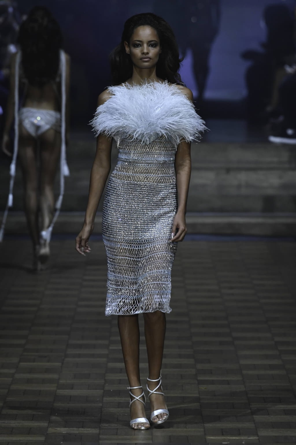 Fashion Week London Spring/Summer 2020 look 16 from the Julien MacDonald collection womenswear