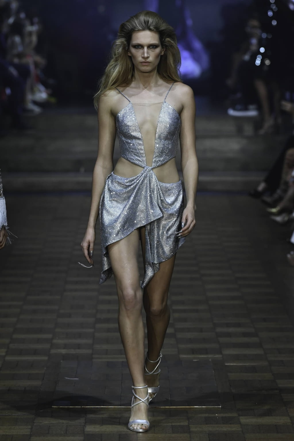 Fashion Week London Spring/Summer 2020 look 17 from the Julien MacDonald collection womenswear