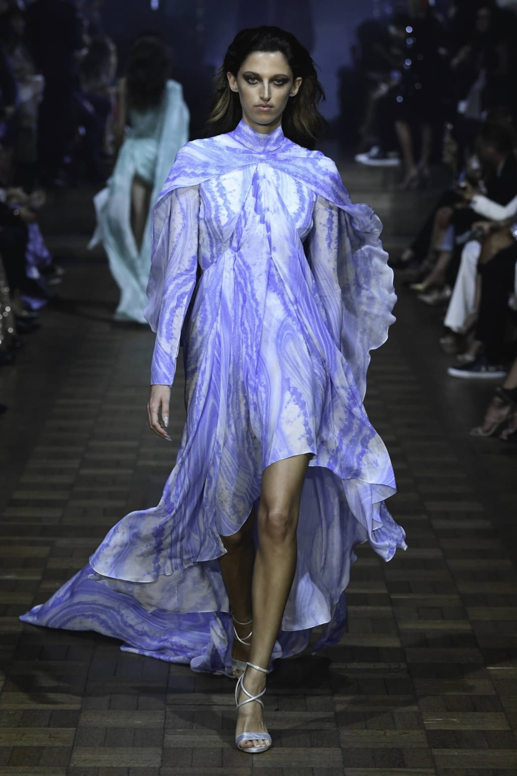 Fashion Week London Spring/Summer 2020 look 18 de la collection Julien MacDonald womenswear