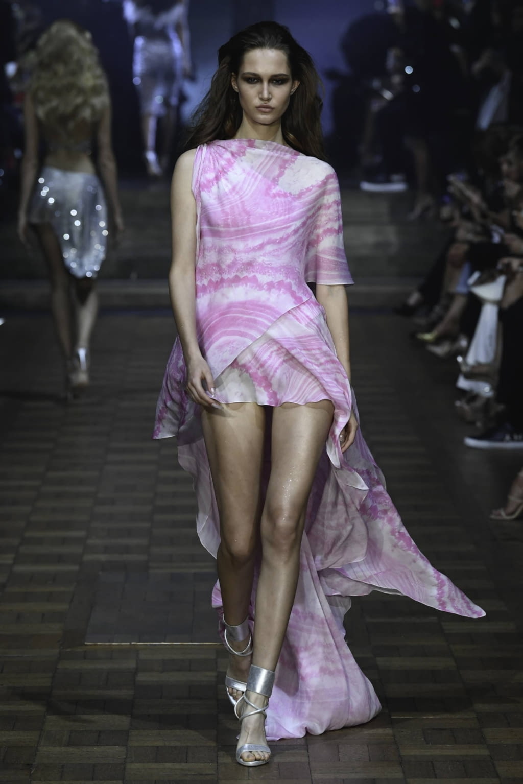 Fashion Week London Spring/Summer 2020 look 20 from the Julien MacDonald collection womenswear