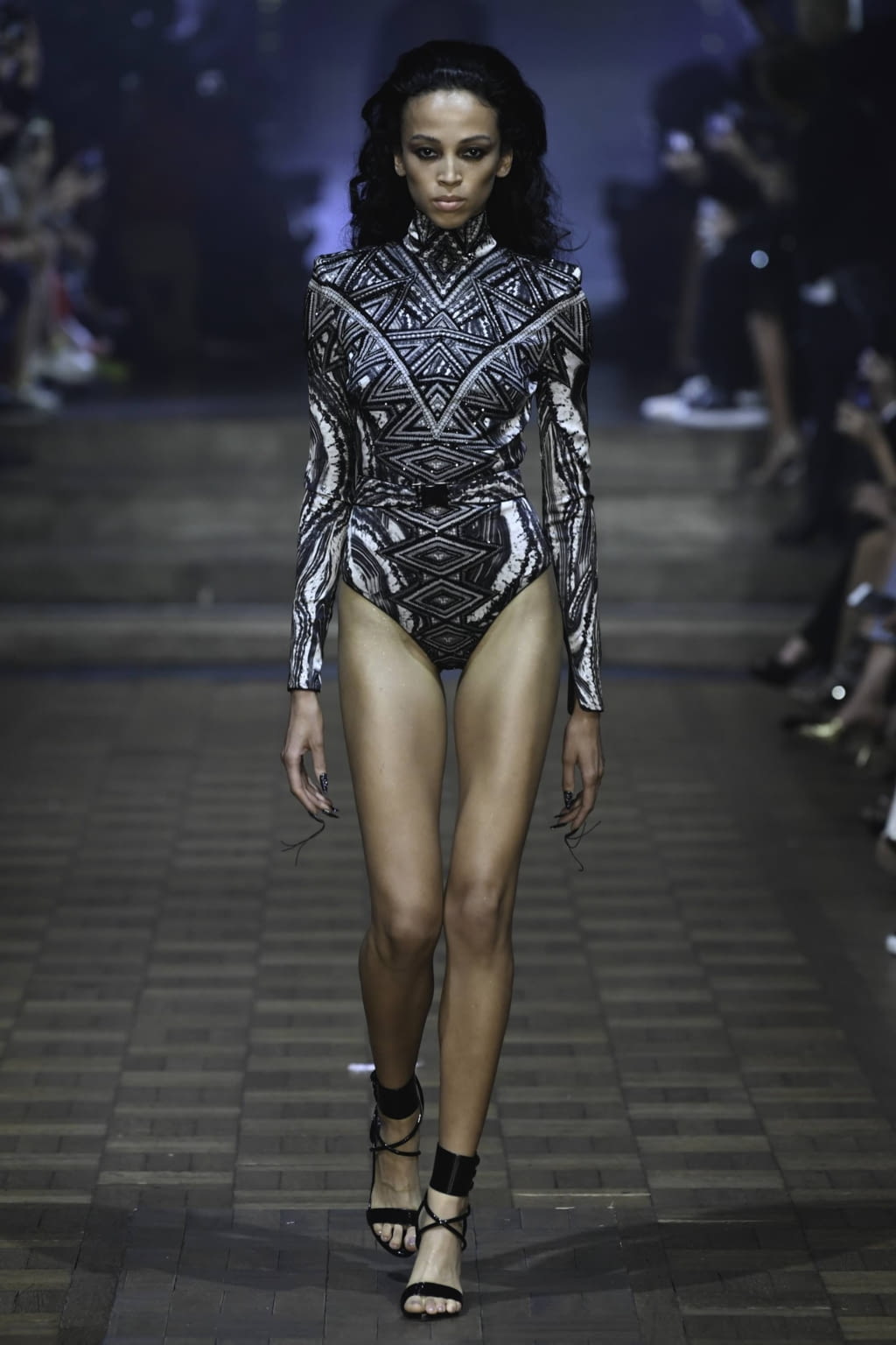 Fashion Week London Spring/Summer 2020 look 25 from the Julien MacDonald collection 女装