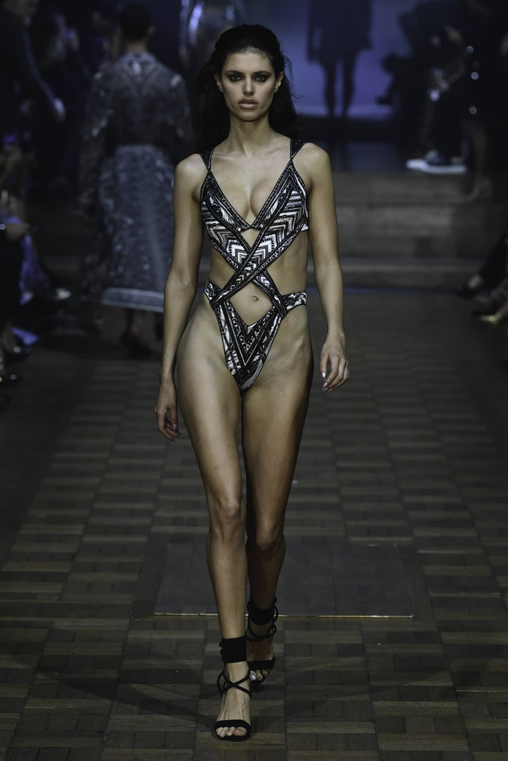 Fashion Week London Spring/Summer 2020 look 29 from the Julien MacDonald collection womenswear