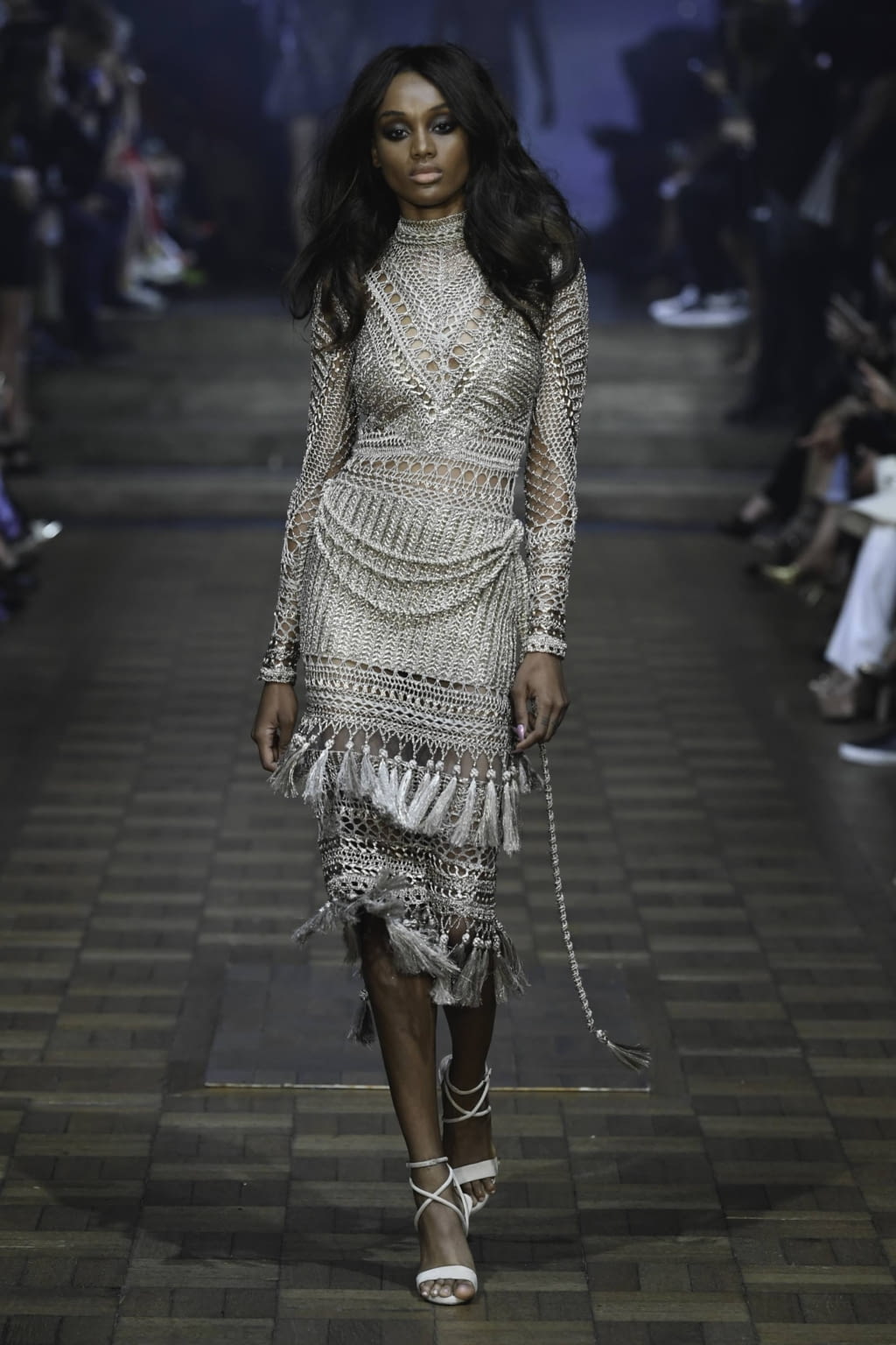 Fashion Week London Spring/Summer 2020 look 33 from the Julien MacDonald collection 女装