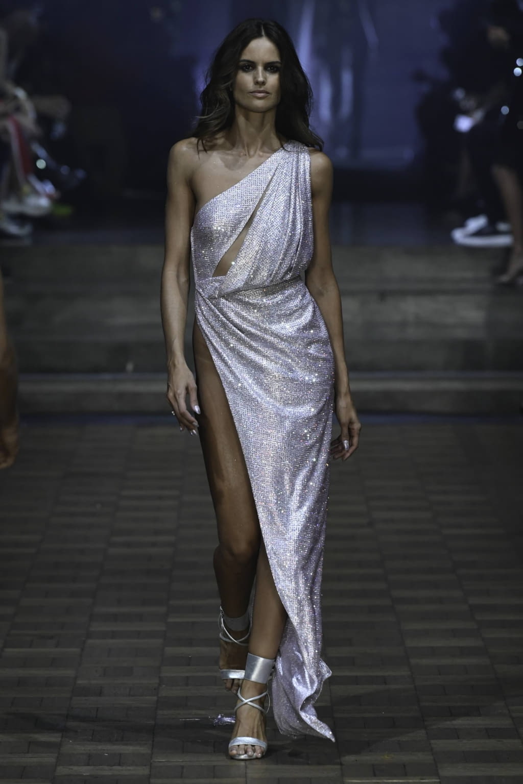 Fashion Week London Spring/Summer 2020 look 44 from the Julien MacDonald collection 女装