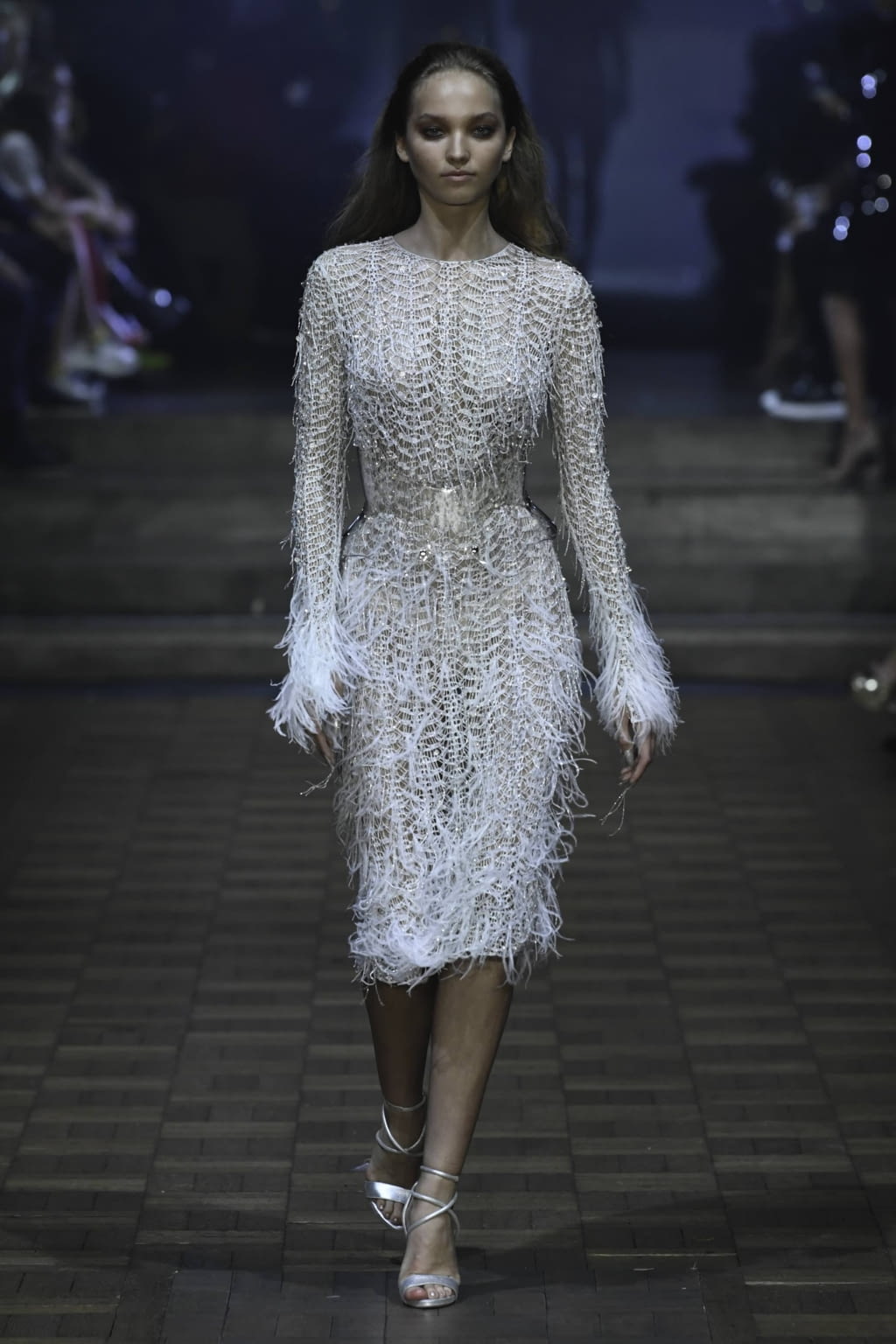 Fashion Week London Spring/Summer 2020 look 49 from the Julien MacDonald collection 女装