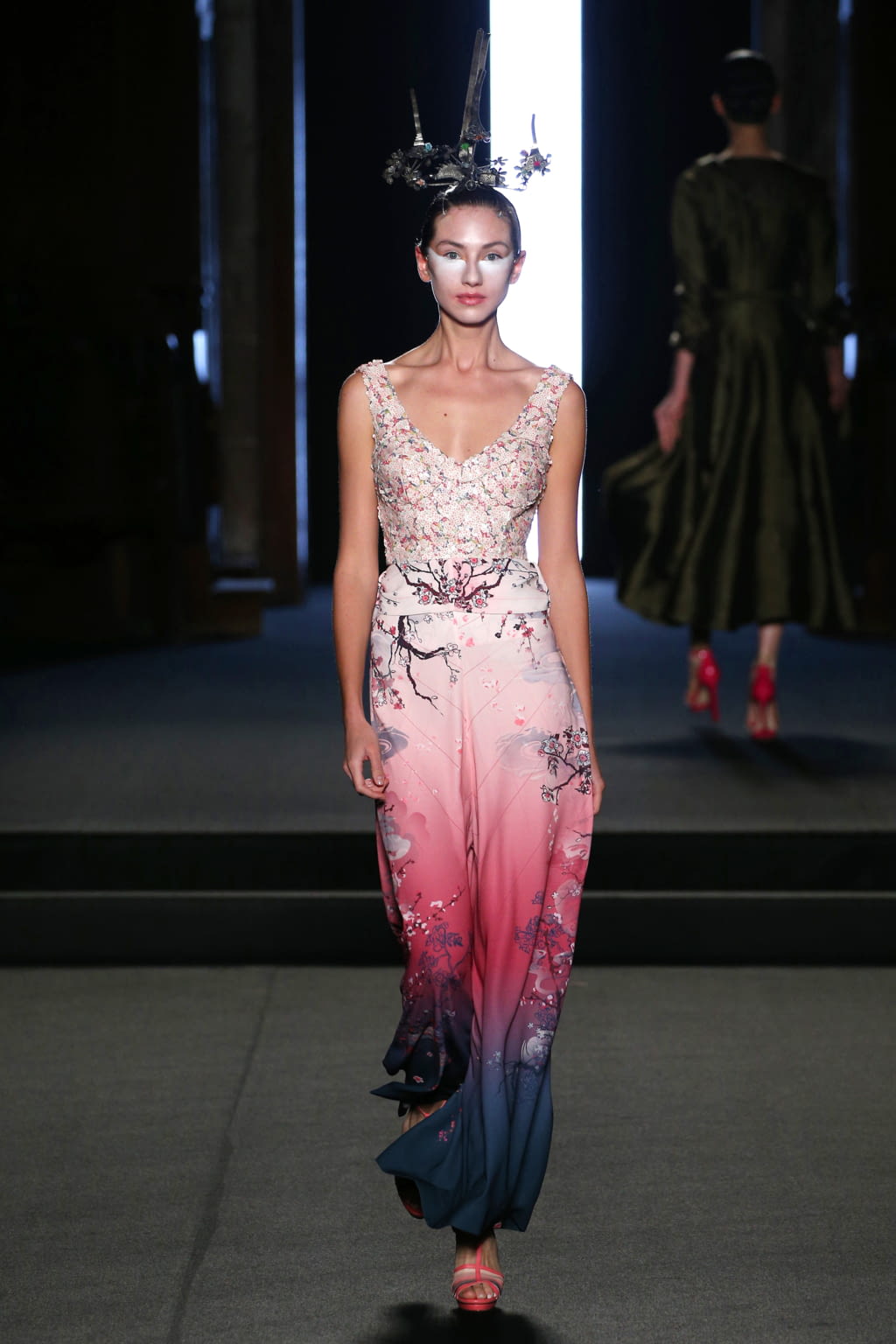 Fashion Week Paris Spring/Summer 2018 look 3 from the Julien Fournié collection couture