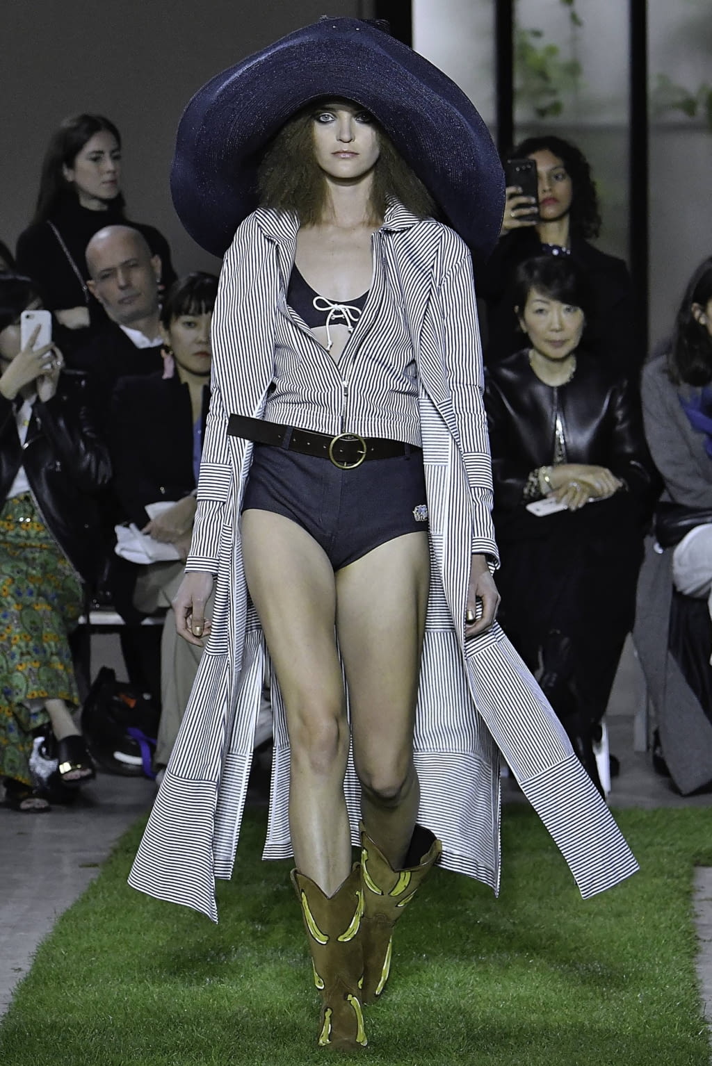 Fashion Week Paris Spring/Summer 2019 look 21 de la collection Junko Shimada womenswear