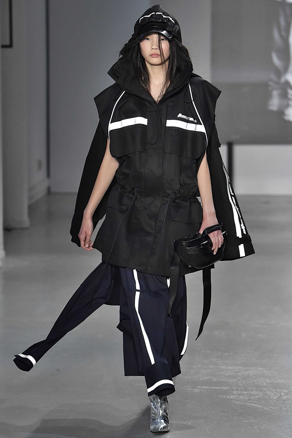 Fashion Week Paris Spring/Summer 2019 look 16 from the Juun.J collection menswear