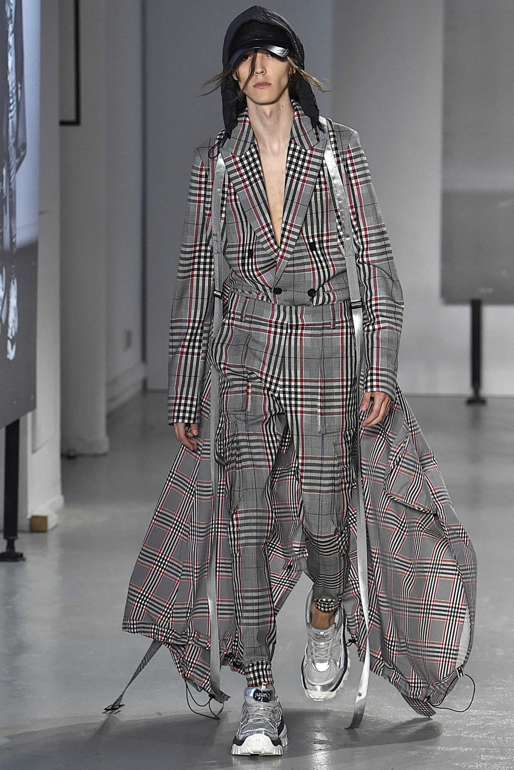 Fashion Week Paris Spring/Summer 2019 look 28 from the Juun.J collection 男装