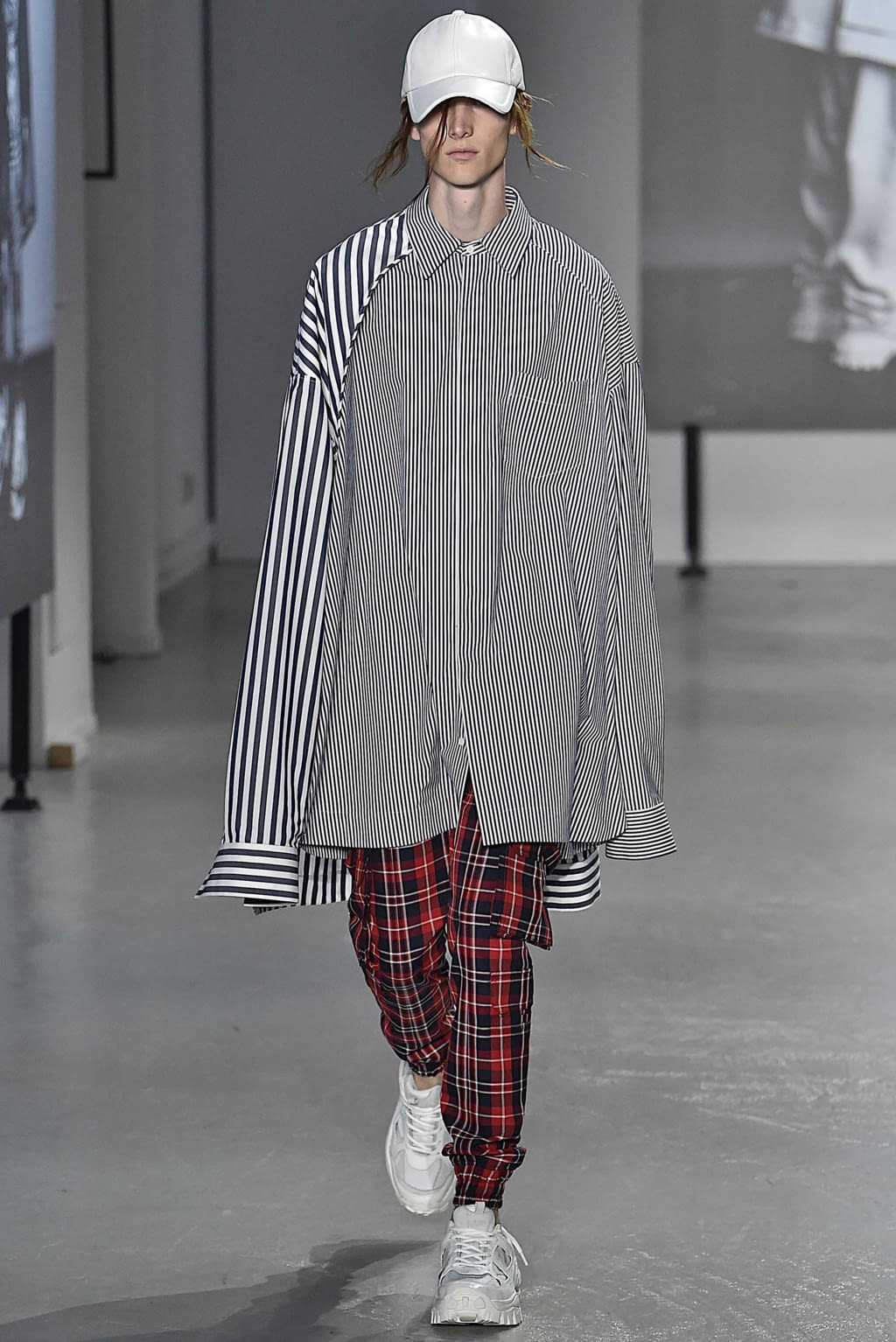 Fashion Week Paris Spring/Summer 2019 look 30 from the Juun.J collection 男装