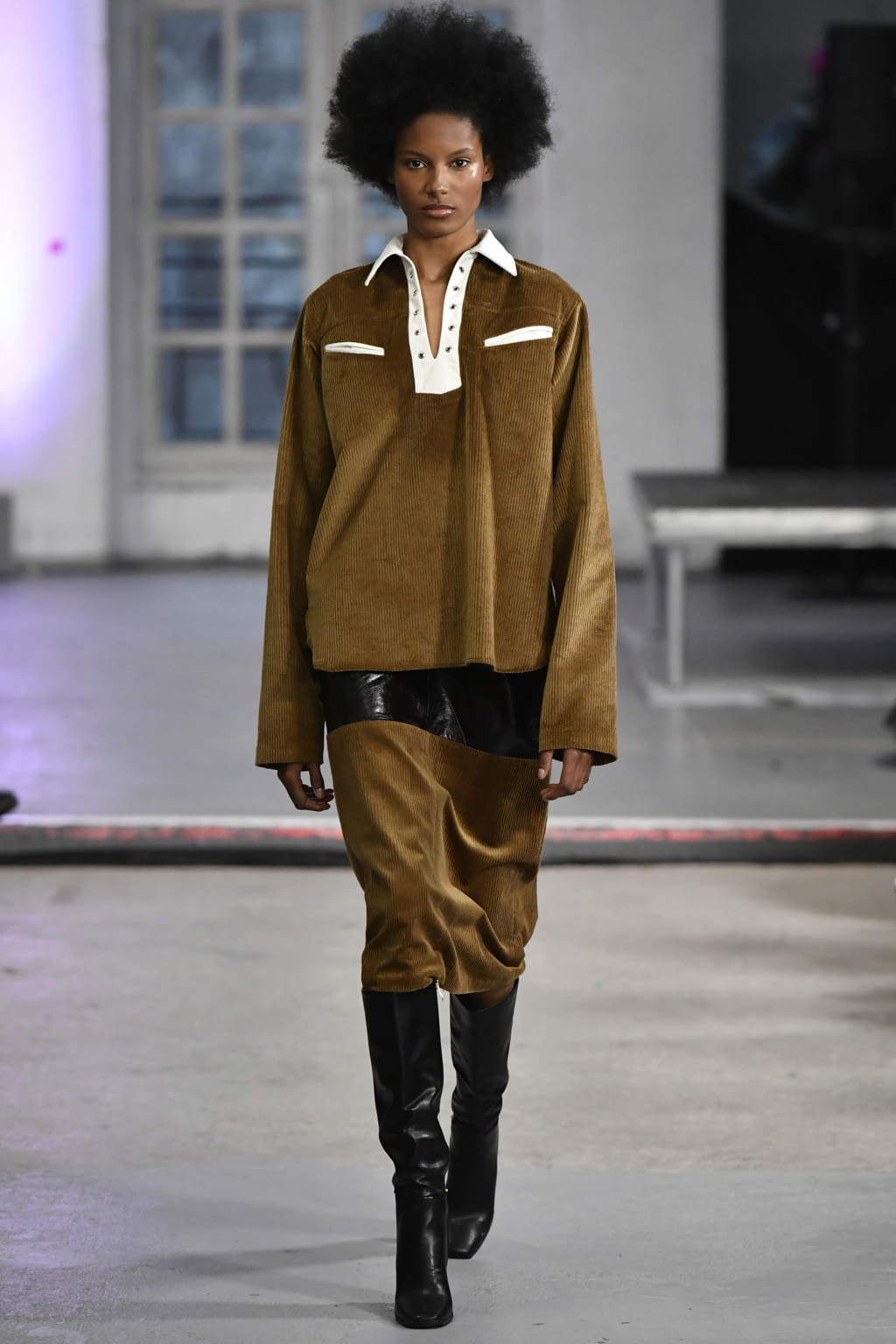 Fashion Week Paris Fall/Winter 2022 look 14 de la collection Kenneth Ize womenswear