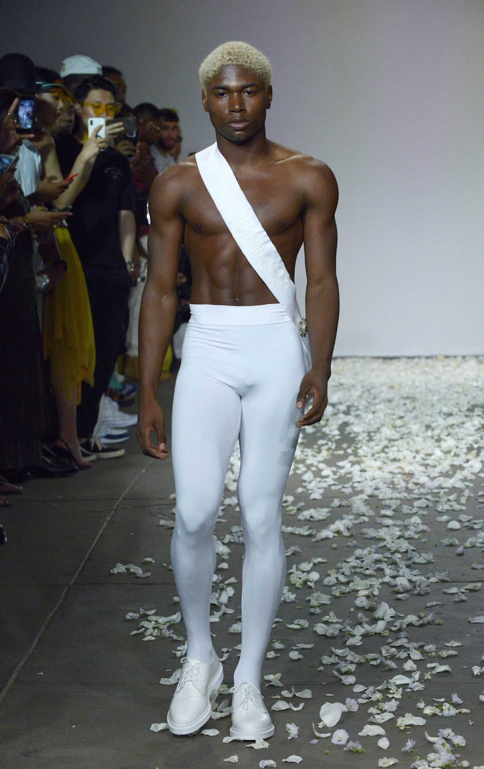 Fashion Week New York Spring/Summer 2019 look 1 from the Kenneth Nicholson collection menswear