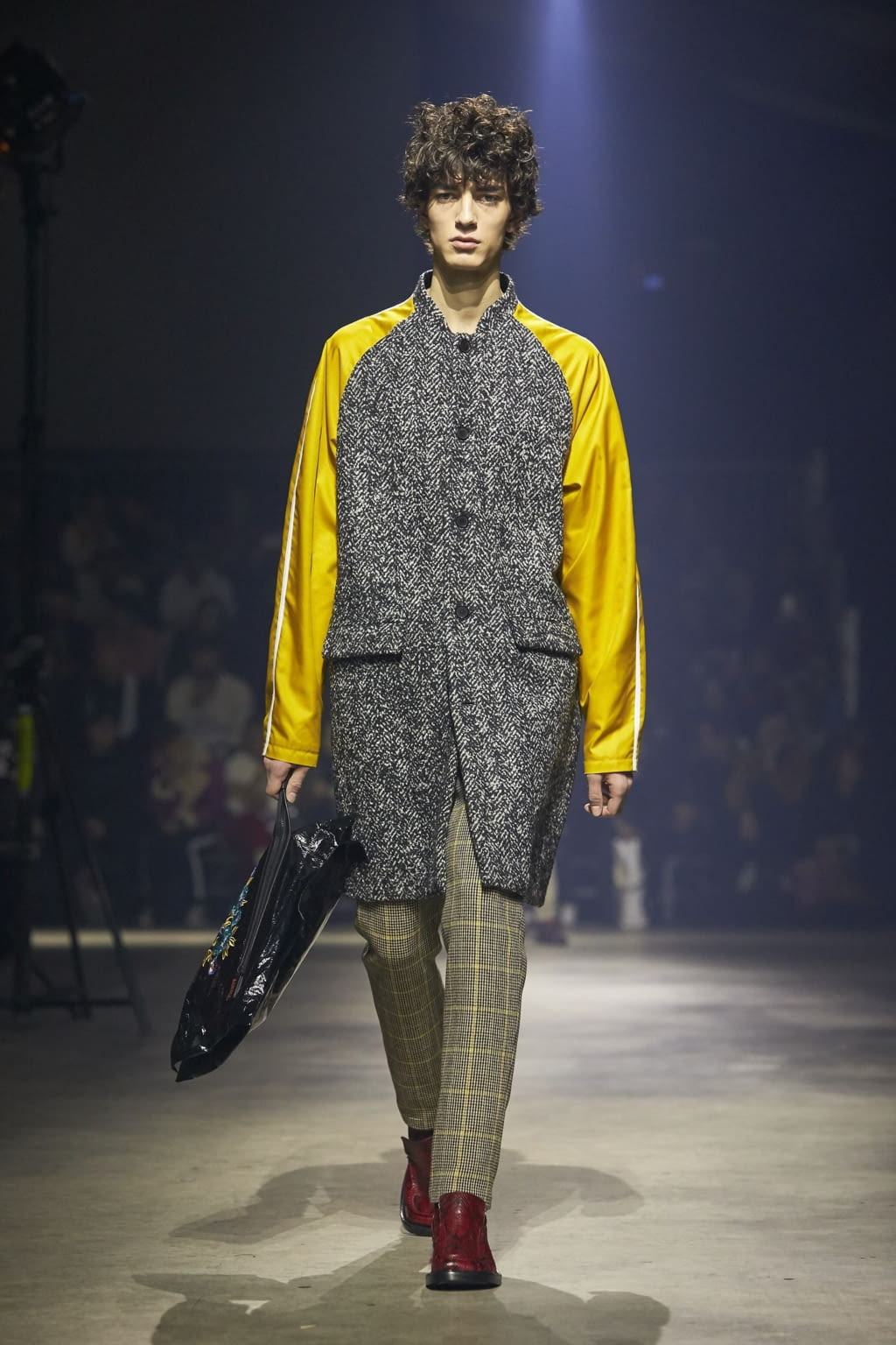 Fashion Week Paris Fall/Winter 2018 look 6 from the Kenzo collection menswear