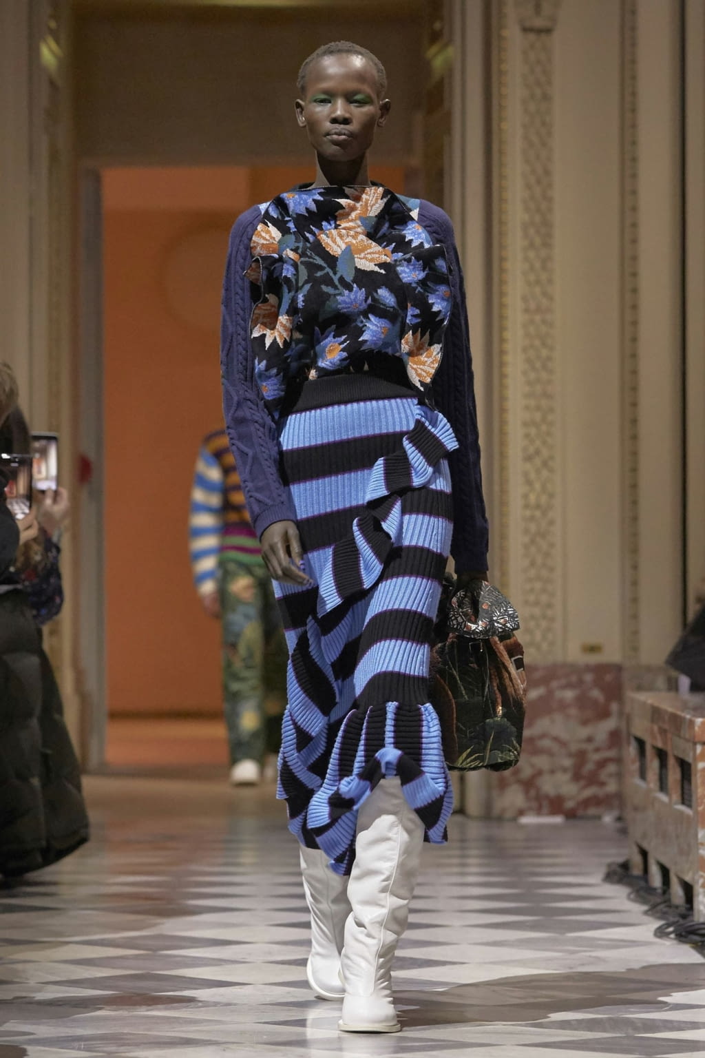 Fashion Week Paris Fall/Winter 2018 look 7 from the Kenzo Memento collection 女装