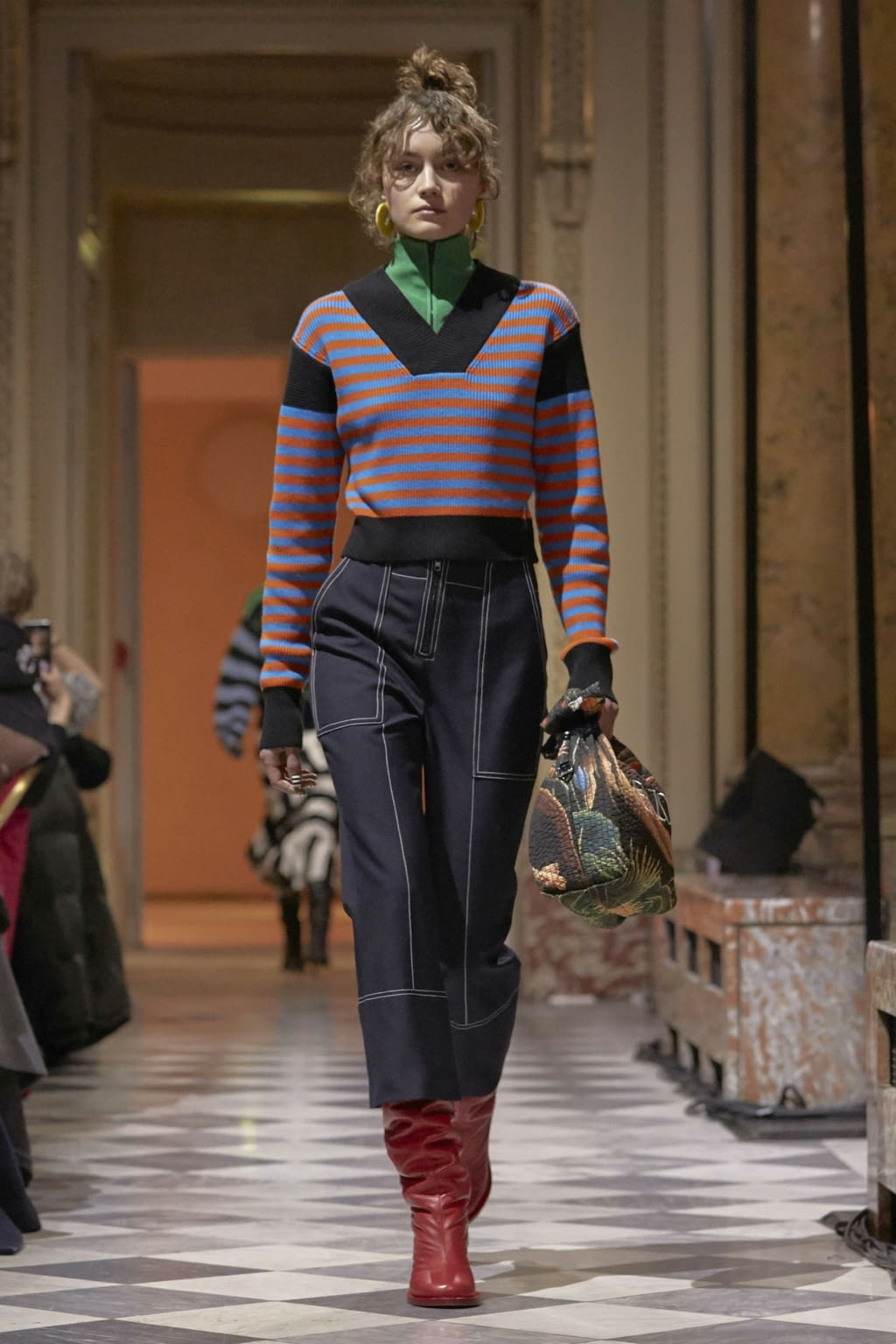 Fashion Week Paris Fall/Winter 2018 look 28 from the Kenzo Memento collection 女装