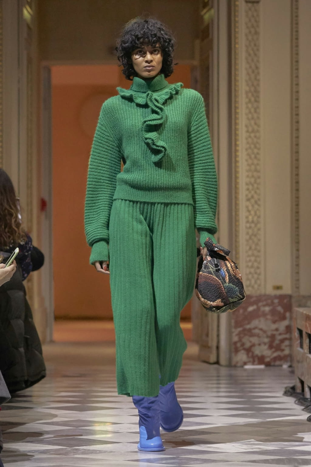 Fashion Week Paris Fall/Winter 2018 look 34 from the Kenzo Memento collection 女装
