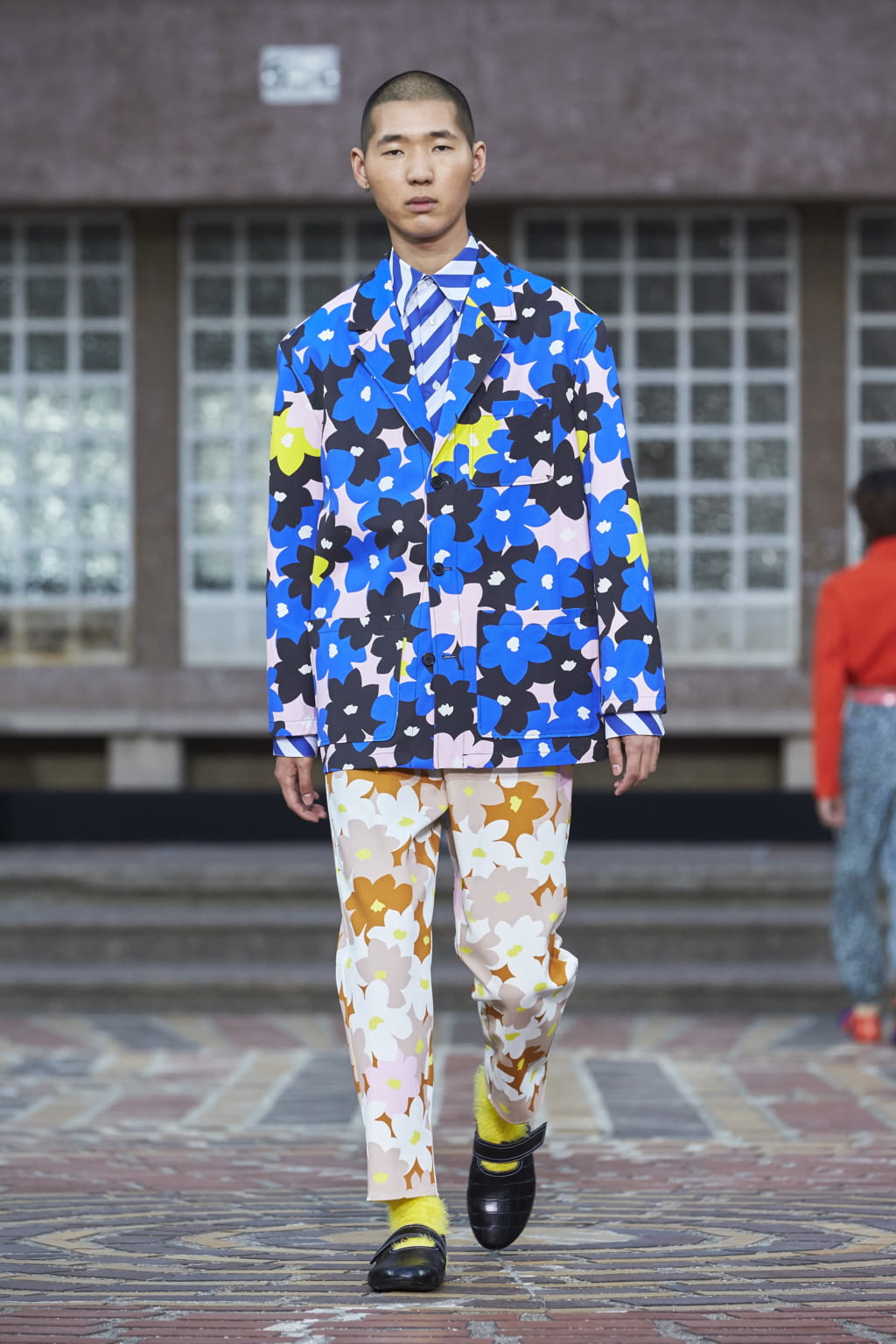 Fashion Week Paris Spring/Summer 2018 look 32 from the Kenzo collection menswear