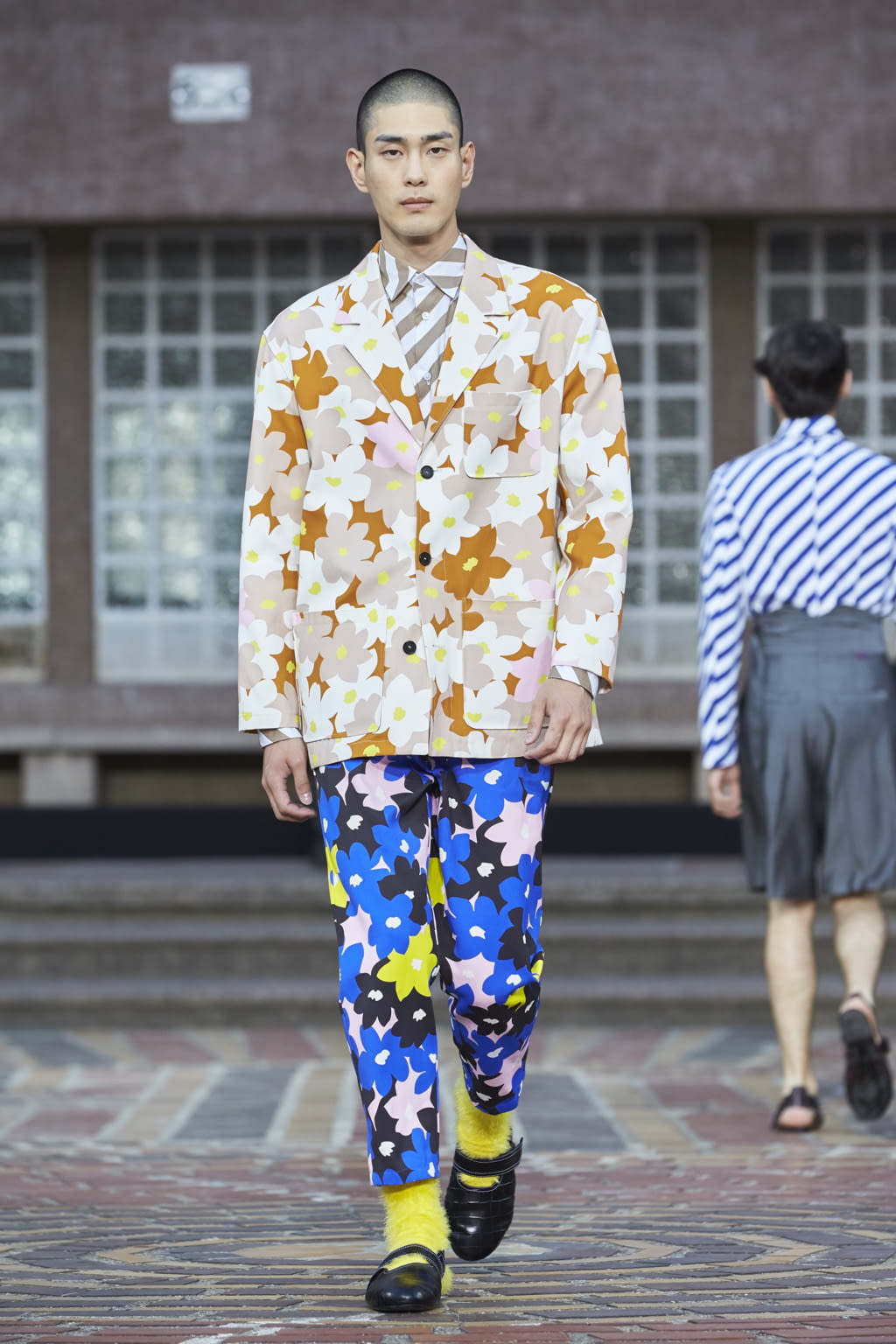 Fashion Week Paris Spring/Summer 2018 look 33 from the Kenzo collection 男装
