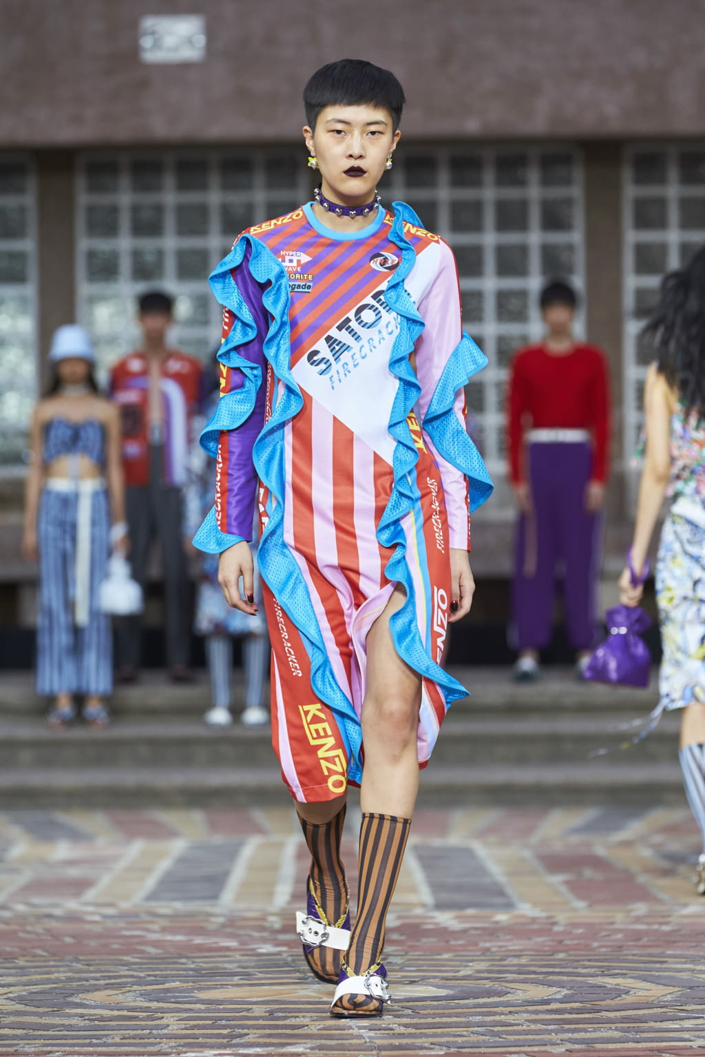 Fashion Week Paris Spring/Summer 2018 look 39 from the Kenzo collection womenswear