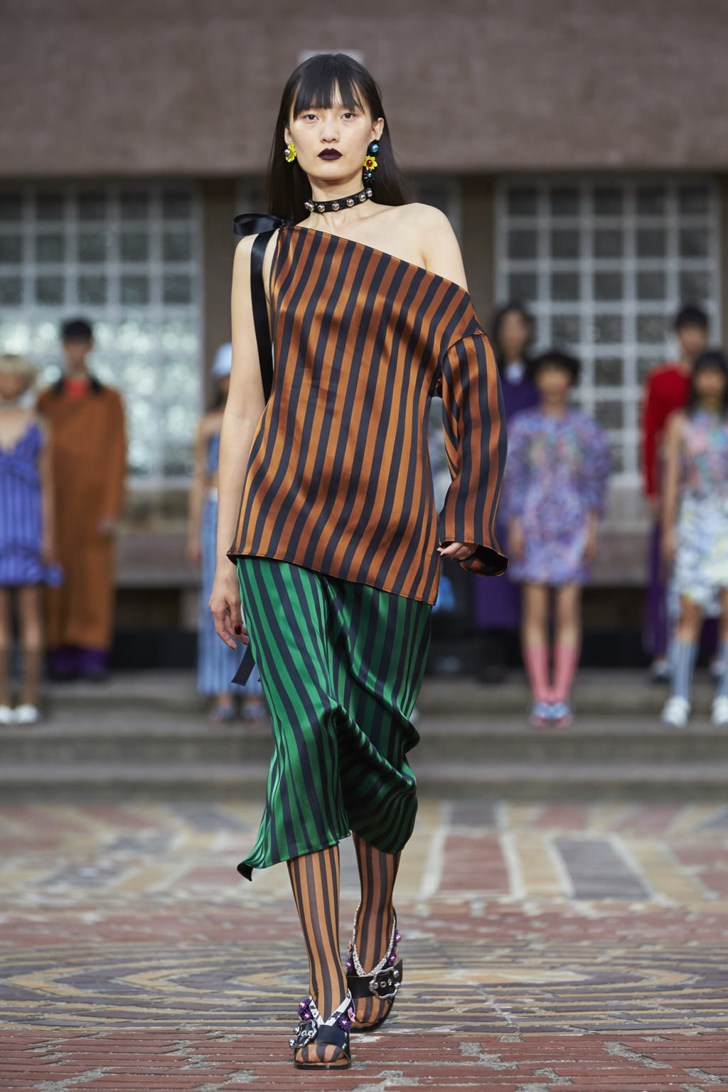 Fashion Week Paris Spring/Summer 2018 look 45 from the Kenzo collection womenswear