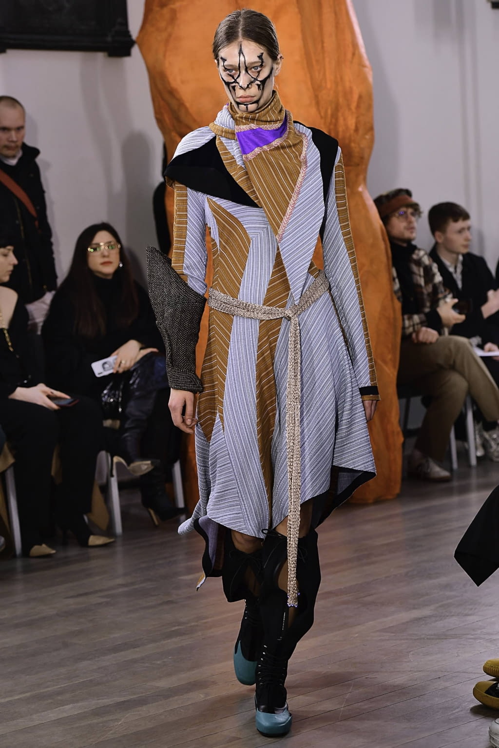 Fashion Week London Fall/Winter 2019 look 24 from the Kiko Kostadinov collection 女装