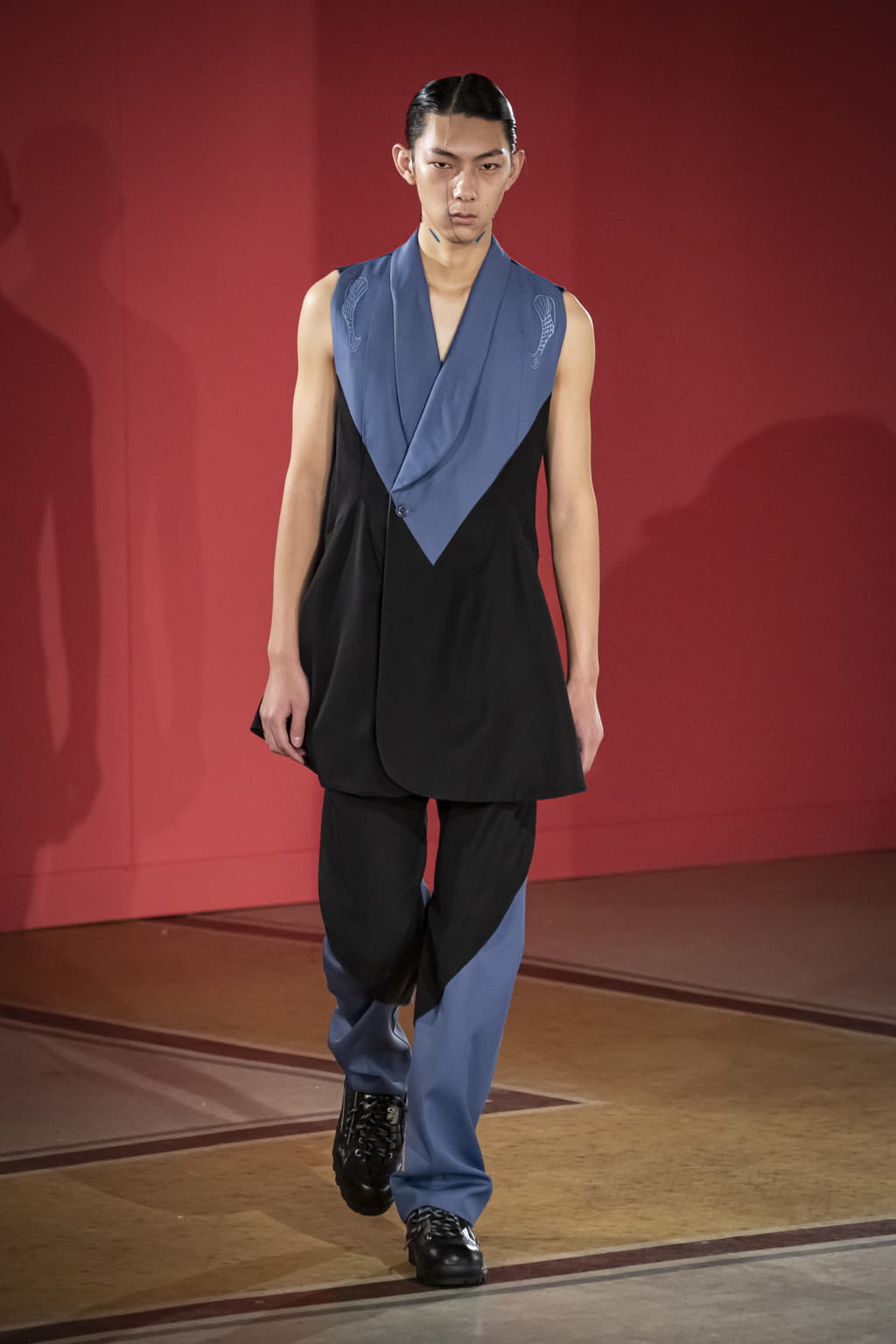 Fashion Week Paris Fall/Winter 2020 look 1 de la collection Kiko Kostadinov menswear
