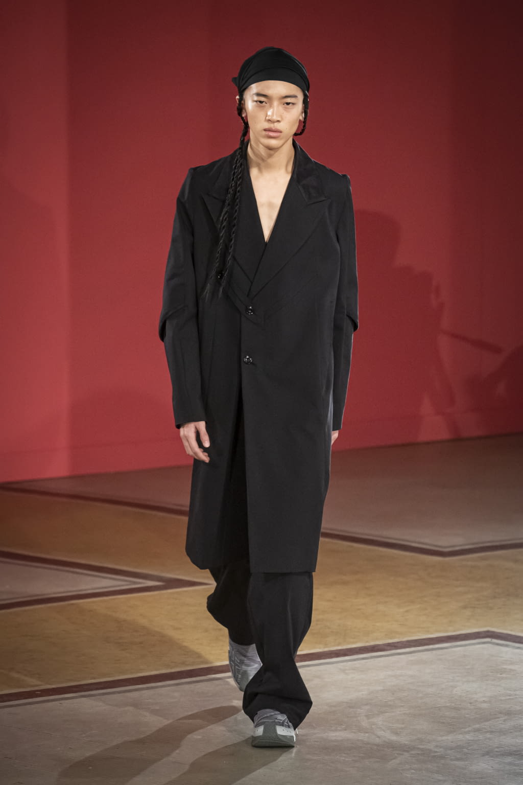 Fashion Week Paris Fall/Winter 2020 look 12 de la collection Kiko Kostadinov menswear
