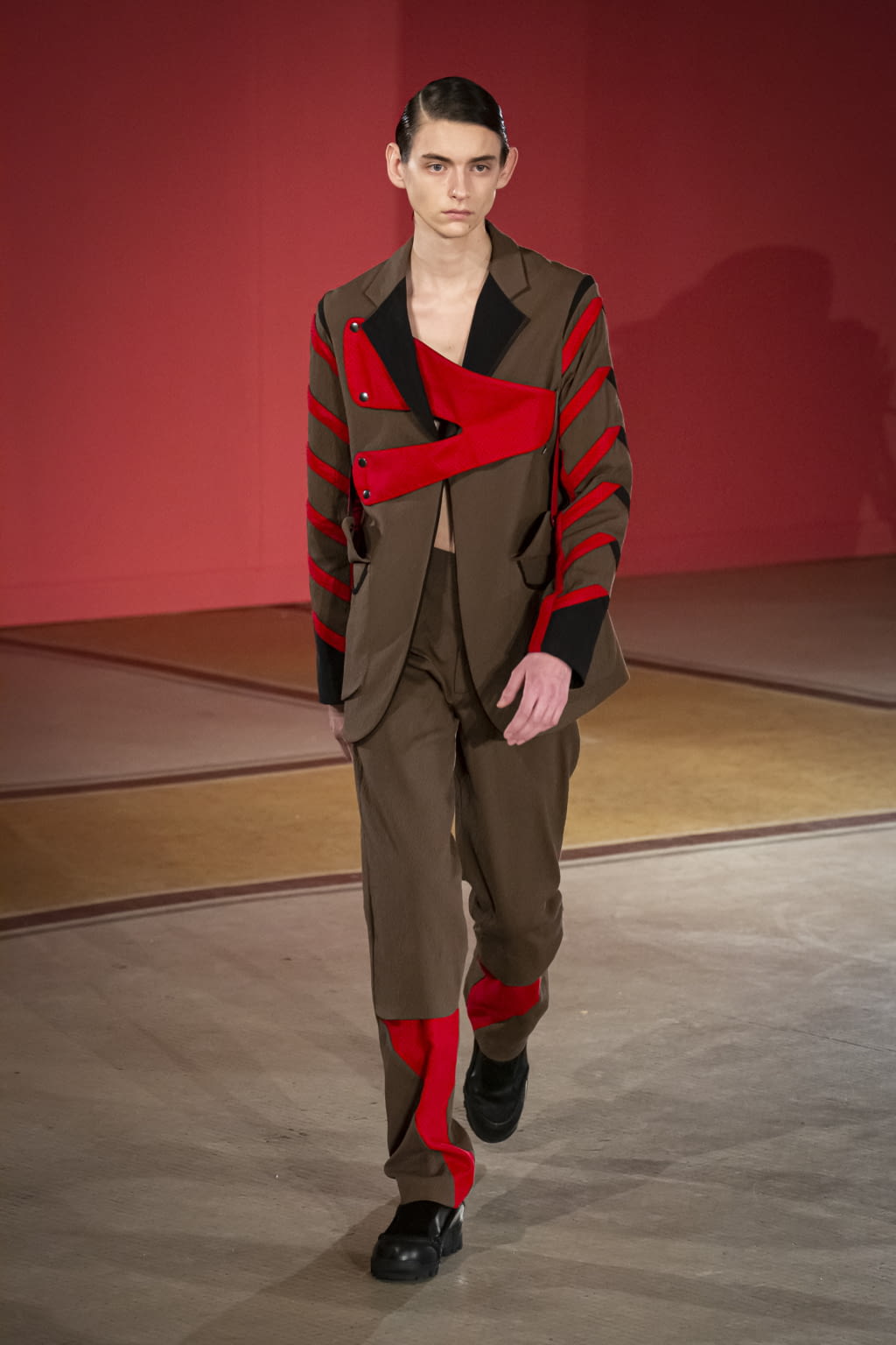 Fashion Week Paris Fall/Winter 2020 look 17 de la collection Kiko Kostadinov menswear