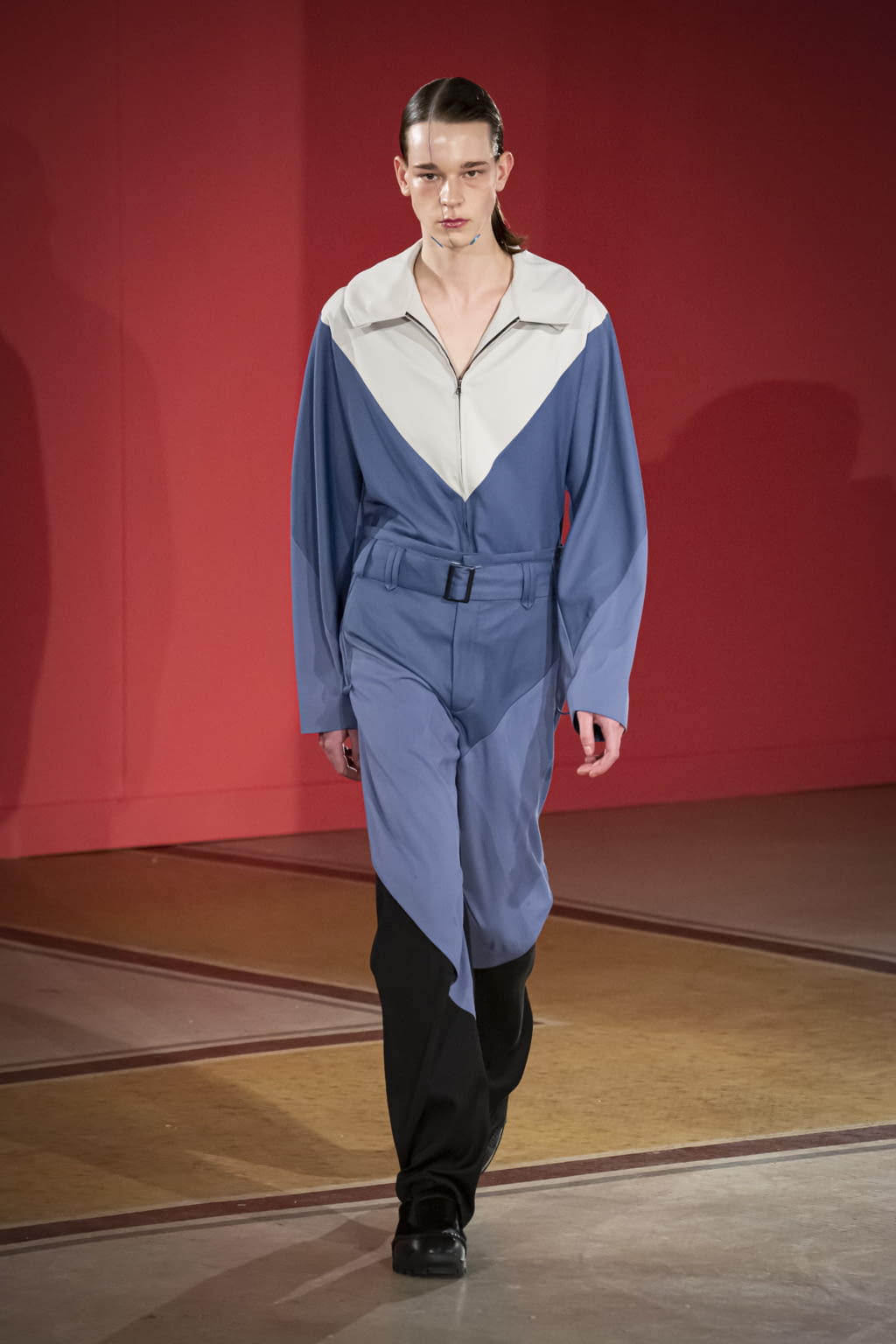 Fashion Week Paris Fall/Winter 2020 look 2 from the Kiko Kostadinov collection menswear