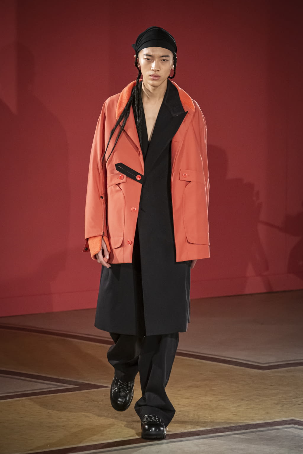 Fashion Week Paris Fall/Winter 2020 look 24 from the Kiko Kostadinov collection menswear