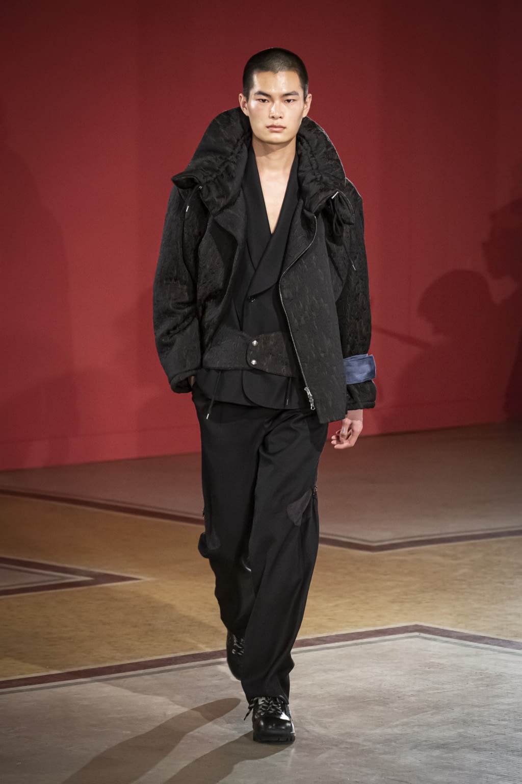 Fashion Week Paris Fall/Winter 2020 look 25 de la collection Kiko Kostadinov menswear