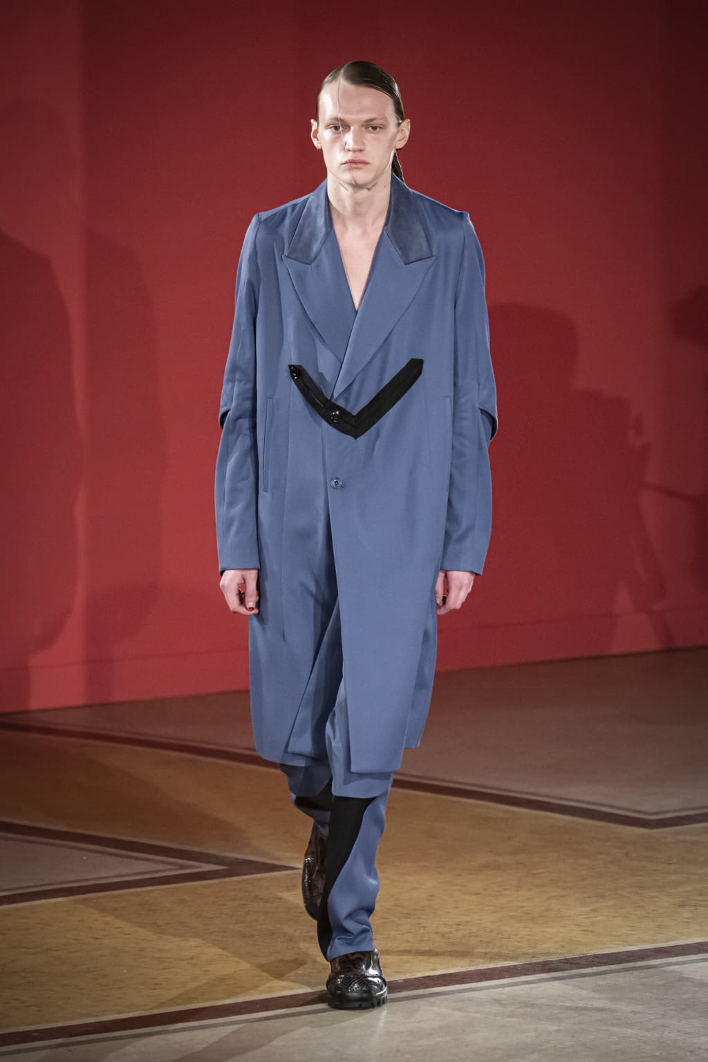 Fashion Week Paris Fall/Winter 2020 look 5 from the Kiko Kostadinov collection menswear