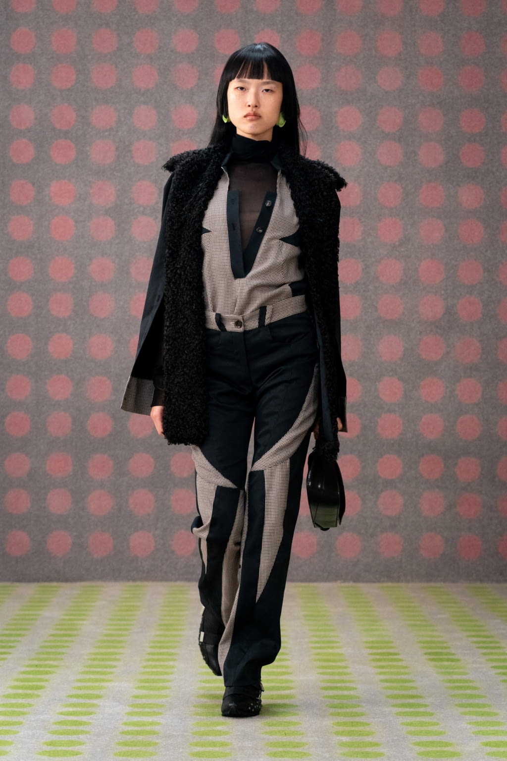 Fashion Week London Fall/Winter 2021 look 26 from the Kiko Kostadinov collection 女装