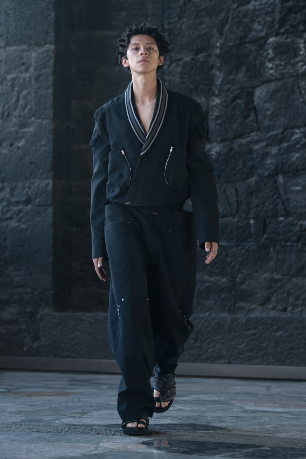 Fashion Week London Fall/Winter 2022 look 1 from the Kiko Kostadinov collection menswear