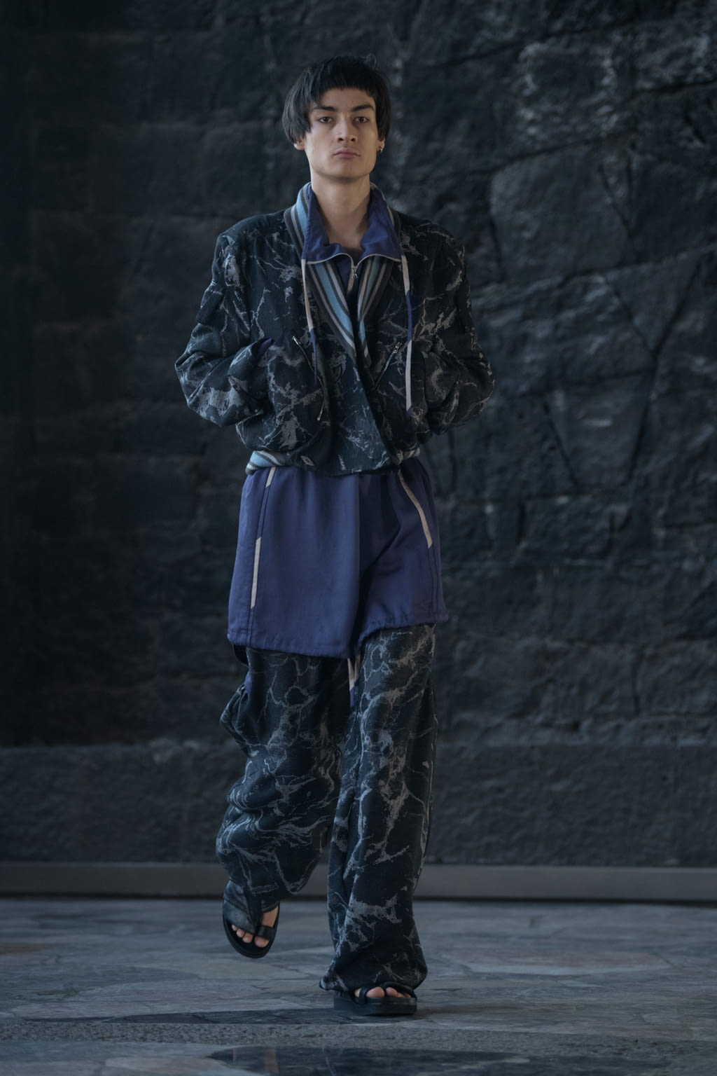 Fashion Week London Fall/Winter 2022 look 14 de la collection Kiko Kostadinov menswear