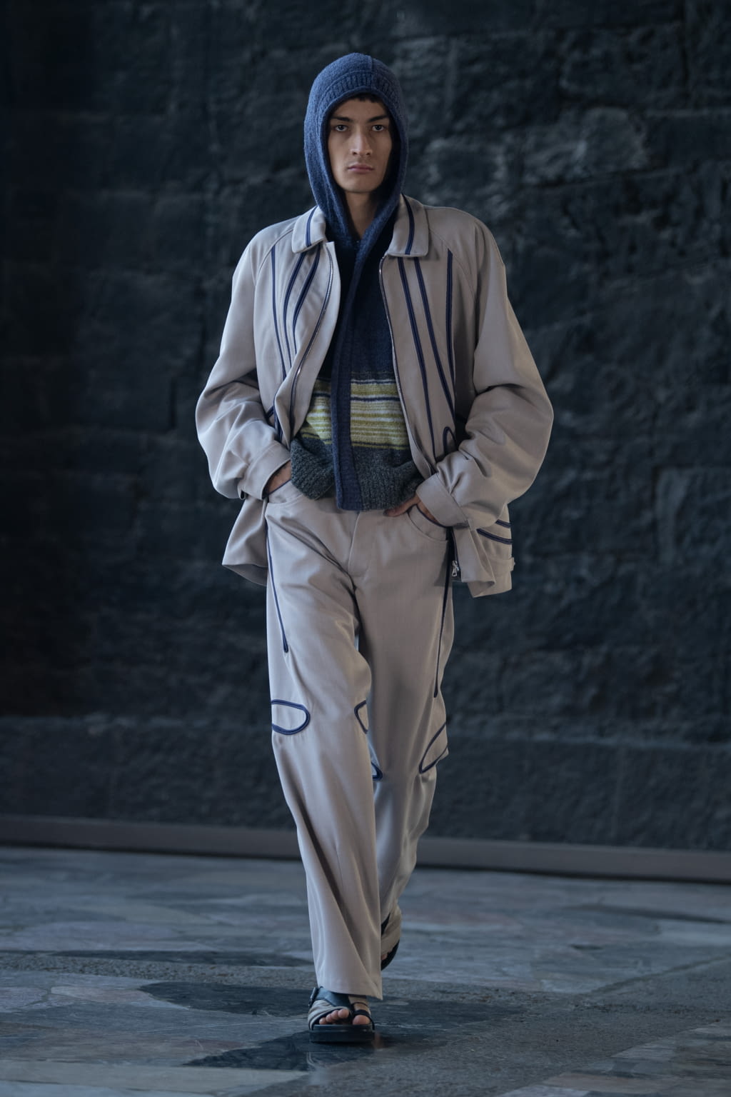 Fashion Week London Fall/Winter 2022 look 28 de la collection Kiko Kostadinov menswear