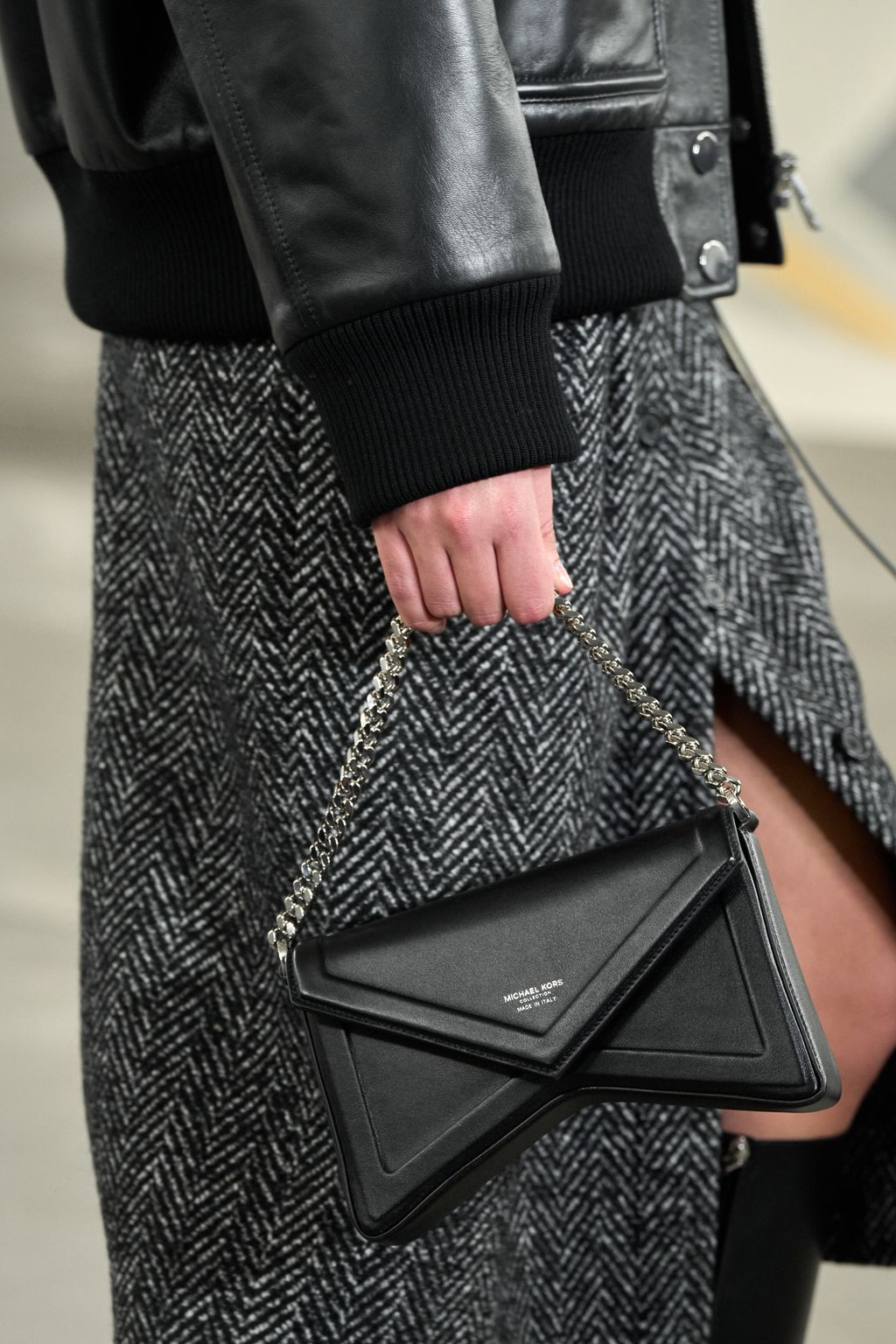 Fashion Week New York Fall/Winter 2024 look 4 de la collection Michael Kors Collection womenswear accessories