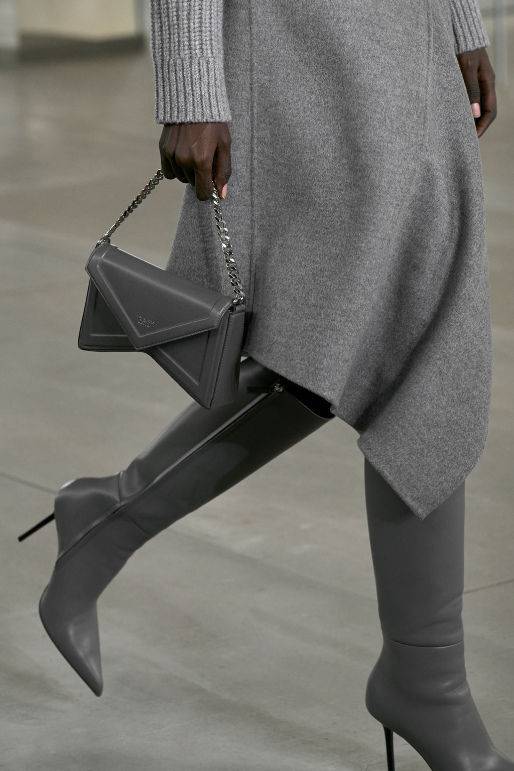 Fashion Week New York Fall/Winter 2024 look 6 from the Michael Kors Collection collection 女装配饰