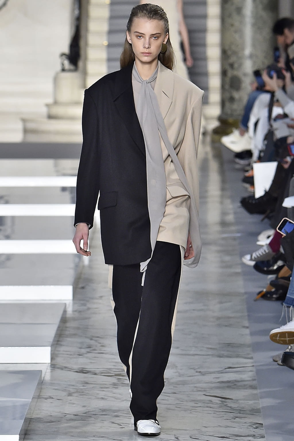Fashion Week Paris Fall/Winter 2019 look 36 from the Kristina Fidelskaya collection 女装